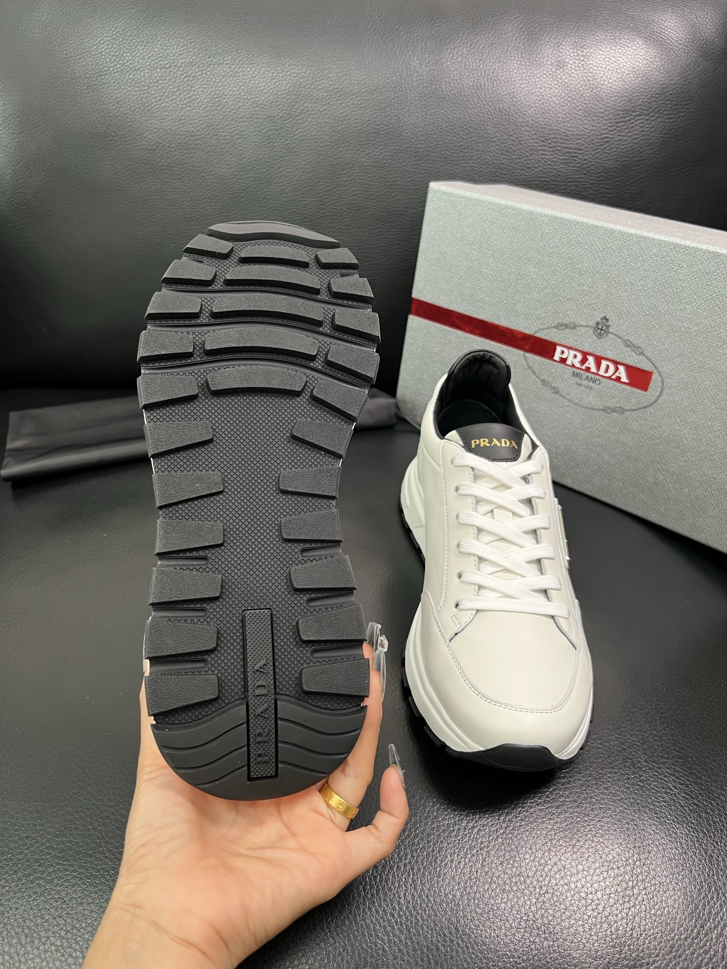 Prada🔍顶级代购🇮🇹 普拉达 专柜新款，原厂配置意大利进口牛皮面料，高品质复杂拼接工艺，进口牛皮内里