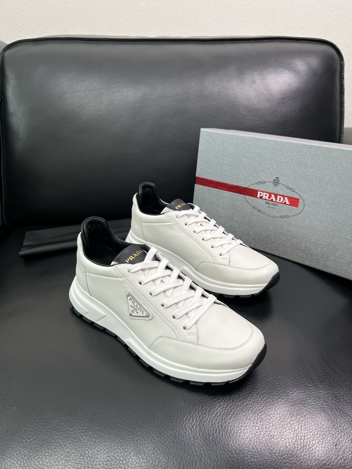 Prada🔍顶级代购🇮🇹 普拉达 专柜新款，原厂配置意大利进口牛皮面料，高品质复杂拼接工艺，进口牛皮内里