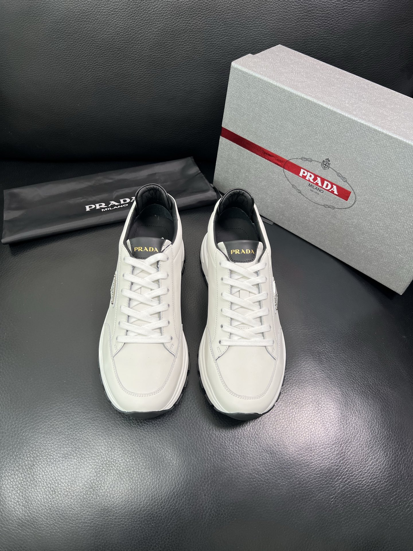 Prada🔍顶级代购🇮🇹 普拉达 专柜新款，原厂配置意大利进口牛皮面料，高品质复杂拼接工艺，进口牛皮内里