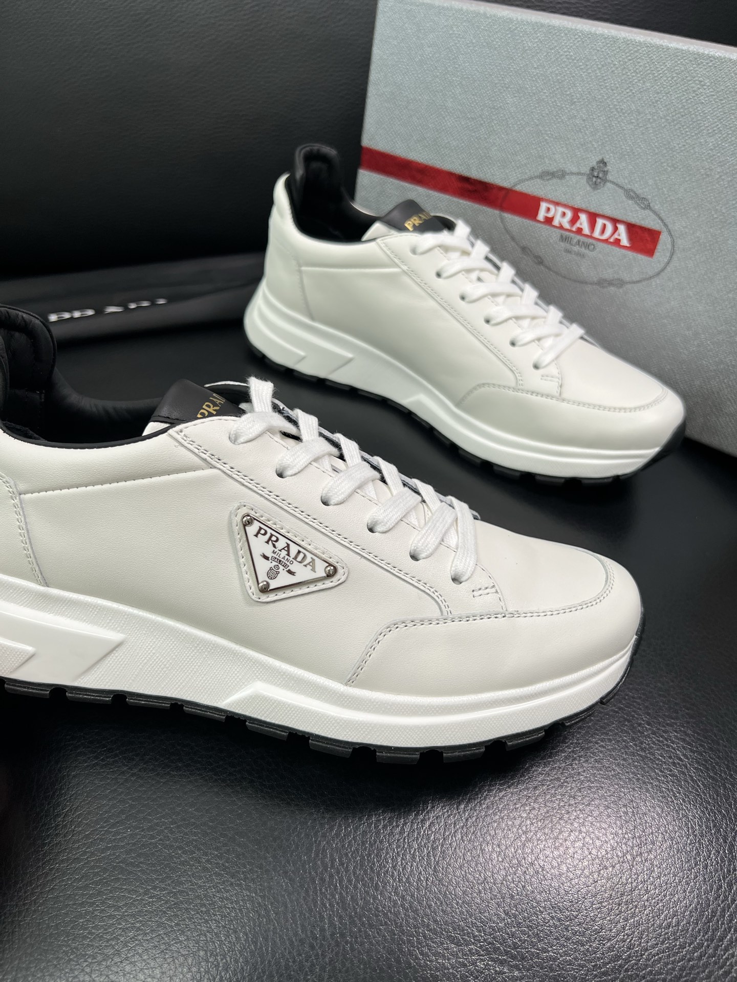 Prada🔍顶级代购🇮🇹 普拉达 专柜新款，原厂配置意大利进口牛皮面料，高品质复杂拼接工艺，进口牛皮内里