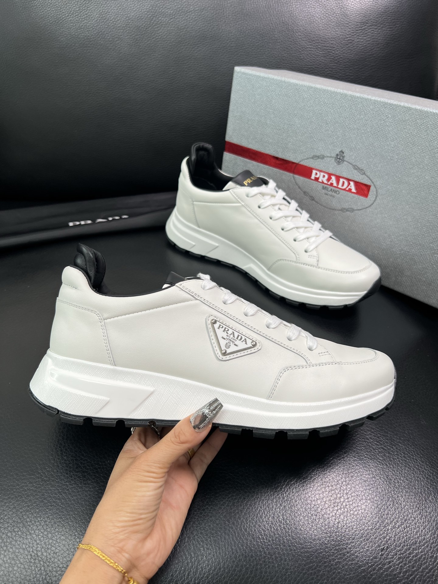 Prada🔍顶级代购🇮🇹 普拉达 专柜新款，原厂配置意大利进口牛皮面料，高品质复杂拼接工艺，进口牛皮内里