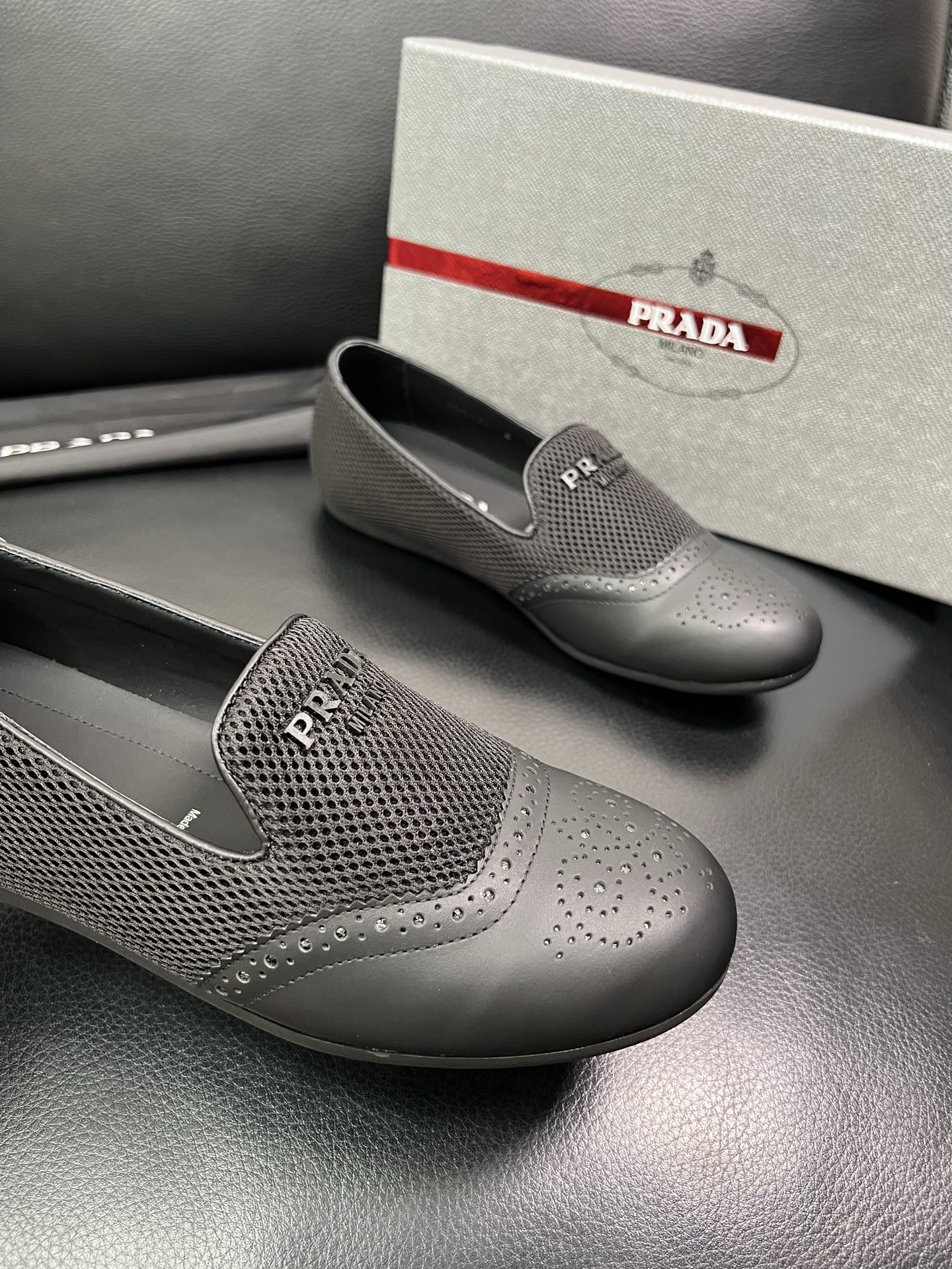 Prada🔍顶级代购🇮🇹 普拉达 专柜新款，原厂配置意大利进口牛皮面料，高品质复杂拼接工艺，进口牛皮内里