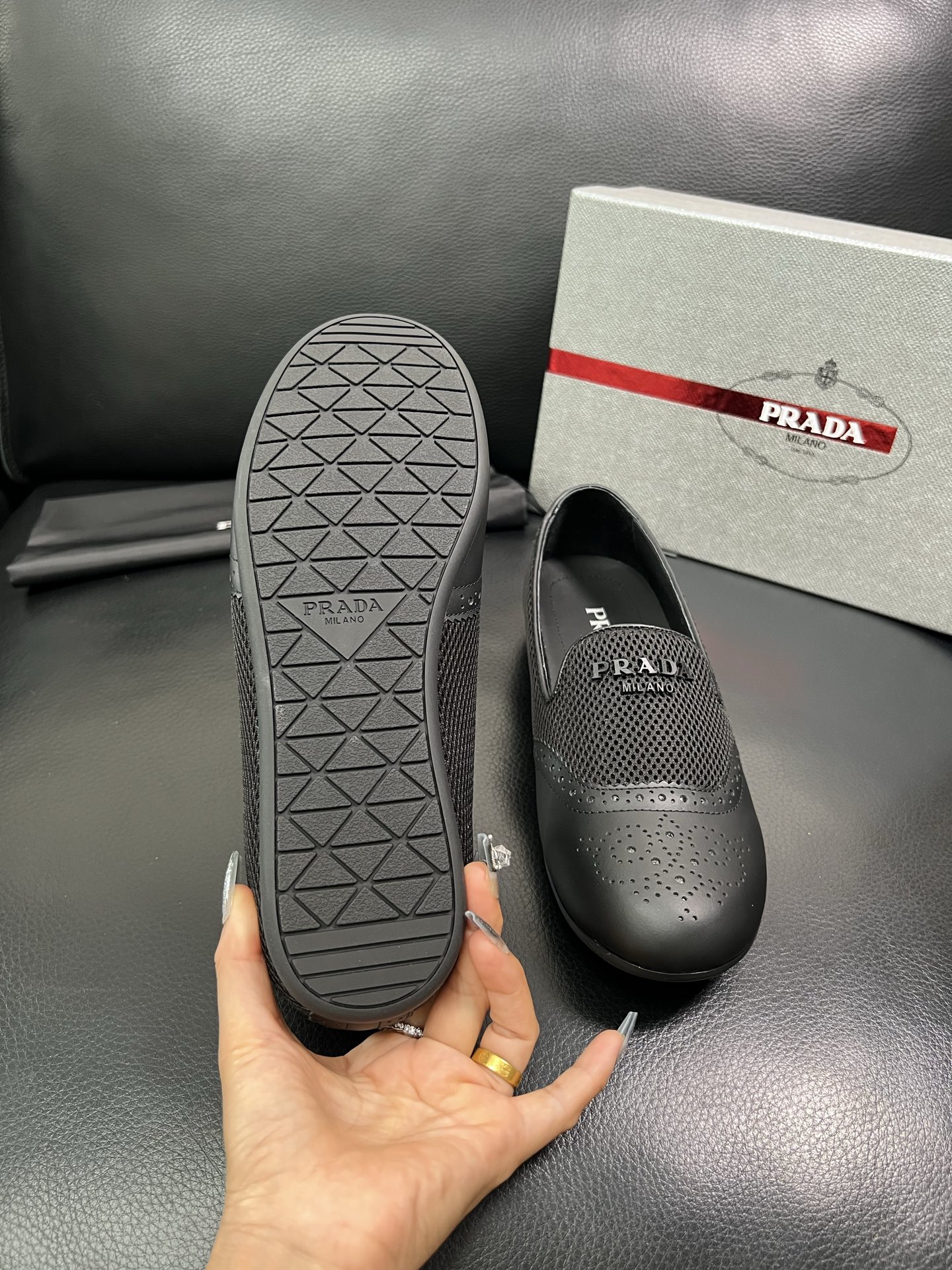 Prada🔍顶级代购🇮🇹 普拉达 专柜新款，原厂配置意大利进口牛皮面料，高品质复杂拼接工艺，进口牛皮内里
