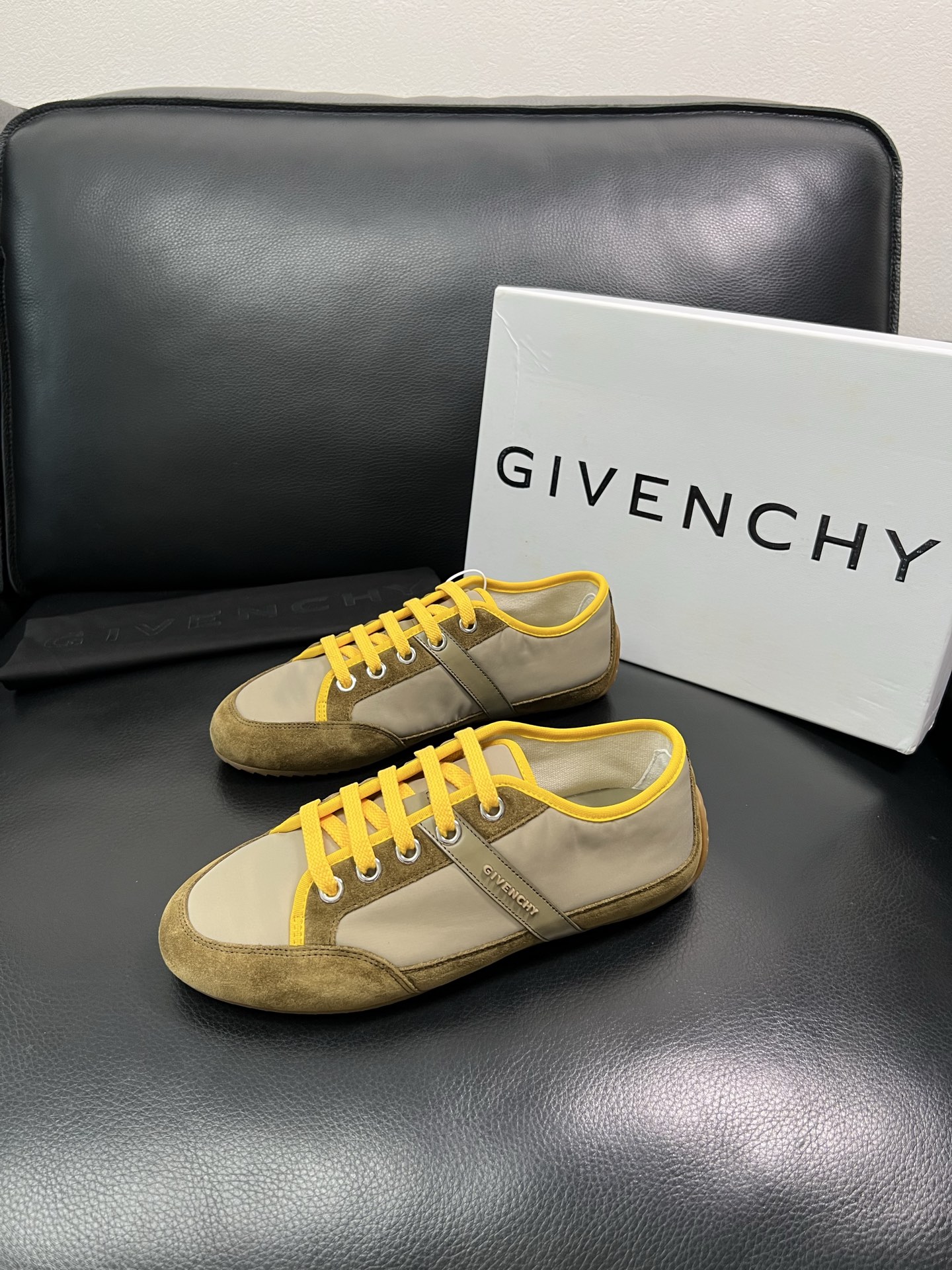 Givenchy 🔍顶级代购🇮🇹 纪梵希 新品专柜同步原厂配置，意大利进口牛皮搭配网布面料，全鞋配件私模
