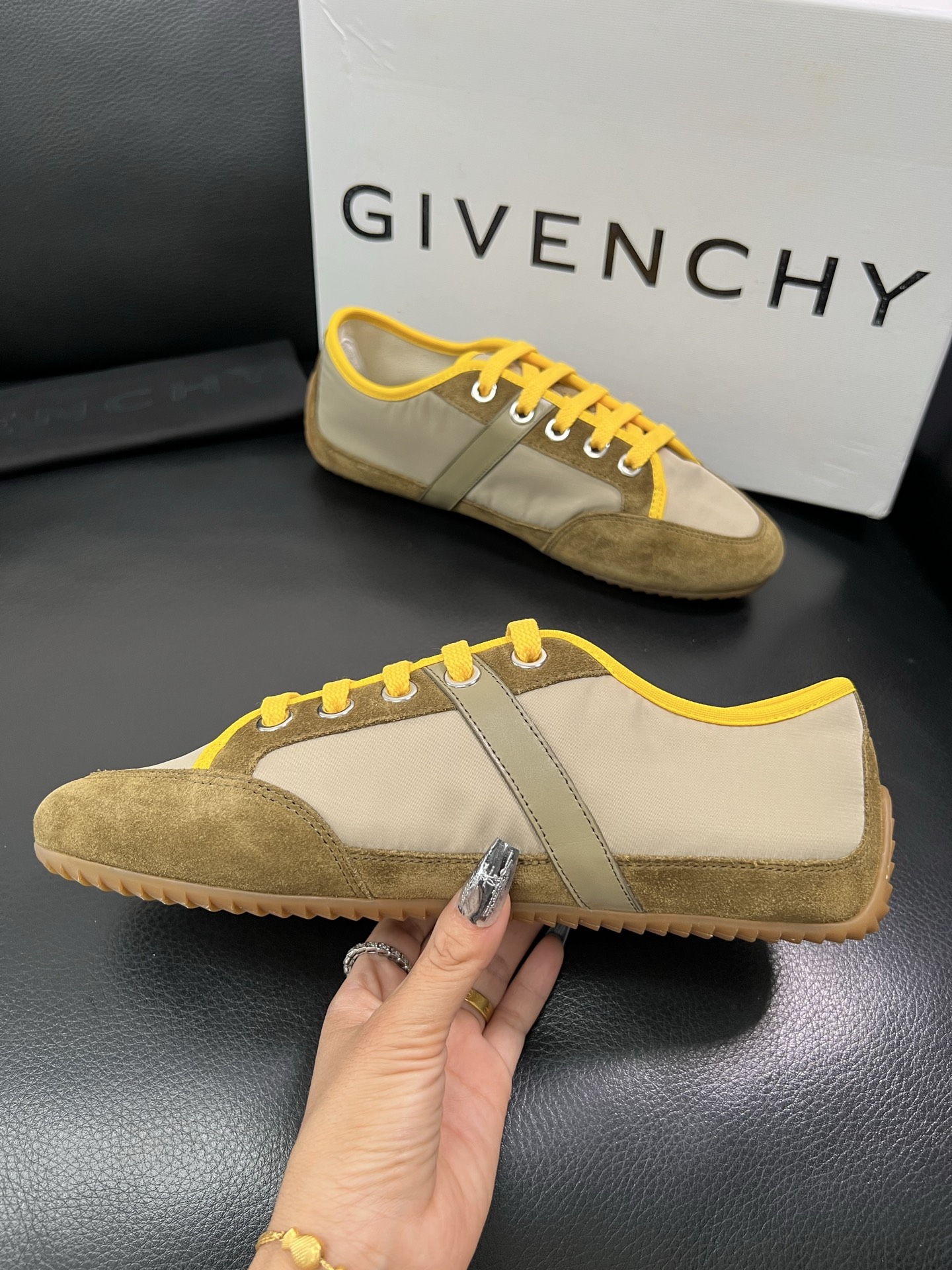 Givenchy 🔍顶级代购🇮🇹 纪梵希 新品专柜同步原厂配置，意大利进口牛皮搭配网布面料，全鞋配件私模