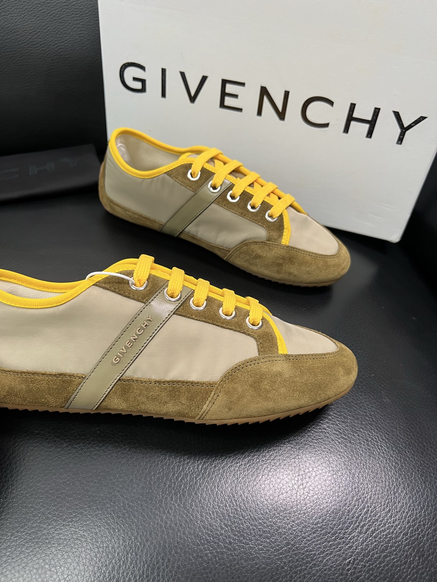 Givenchy 🔍顶级代购🇮🇹 纪梵希 新品专柜同步原厂配置，意大利进口牛皮搭配网布面料，全鞋配件私模