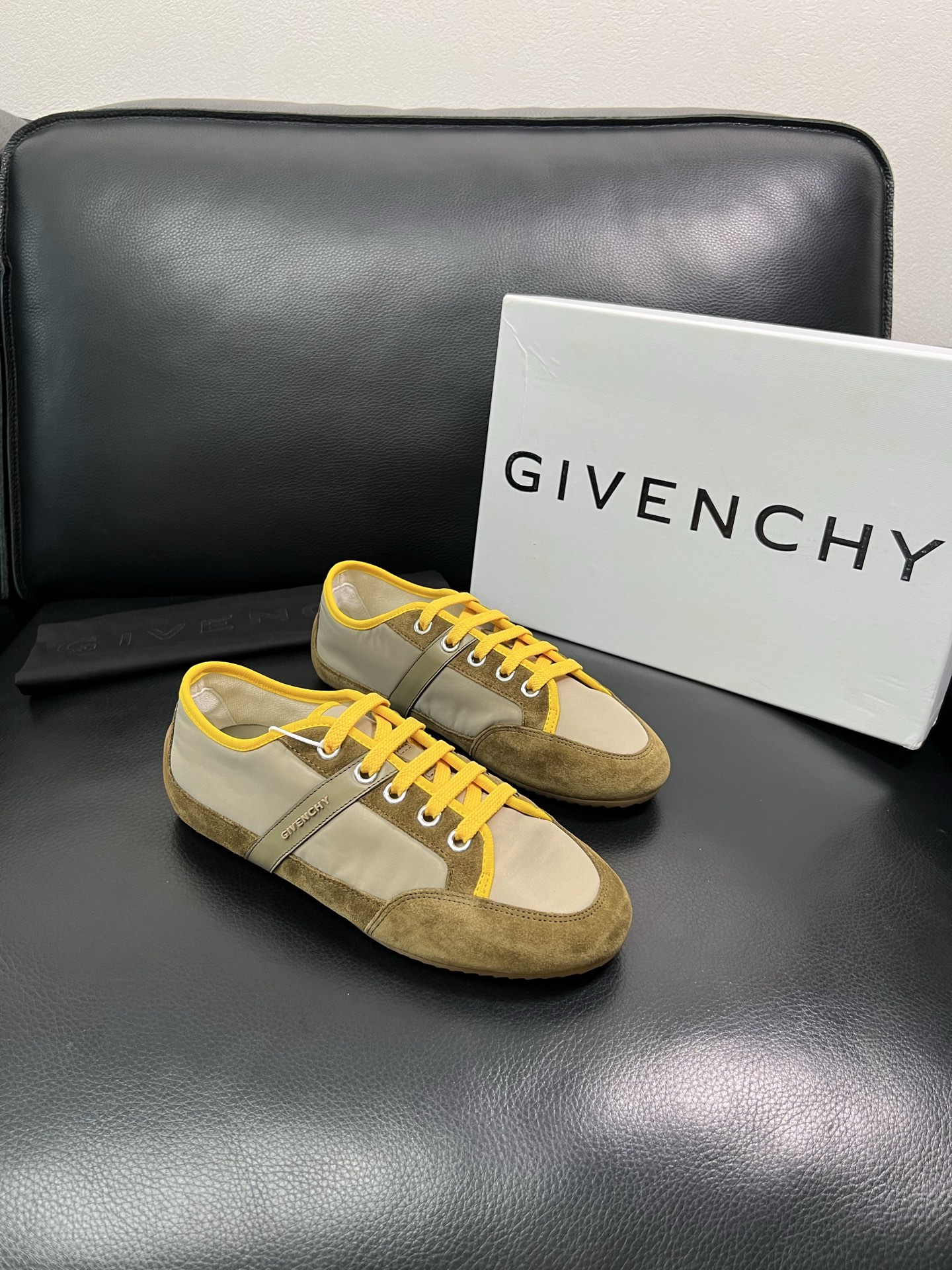 BOTTEGA VENETA 顶级代购 葆蝶家 专柜同步，鞋面意大利进口编织牛皮面料，透气牛皮内里舒适，