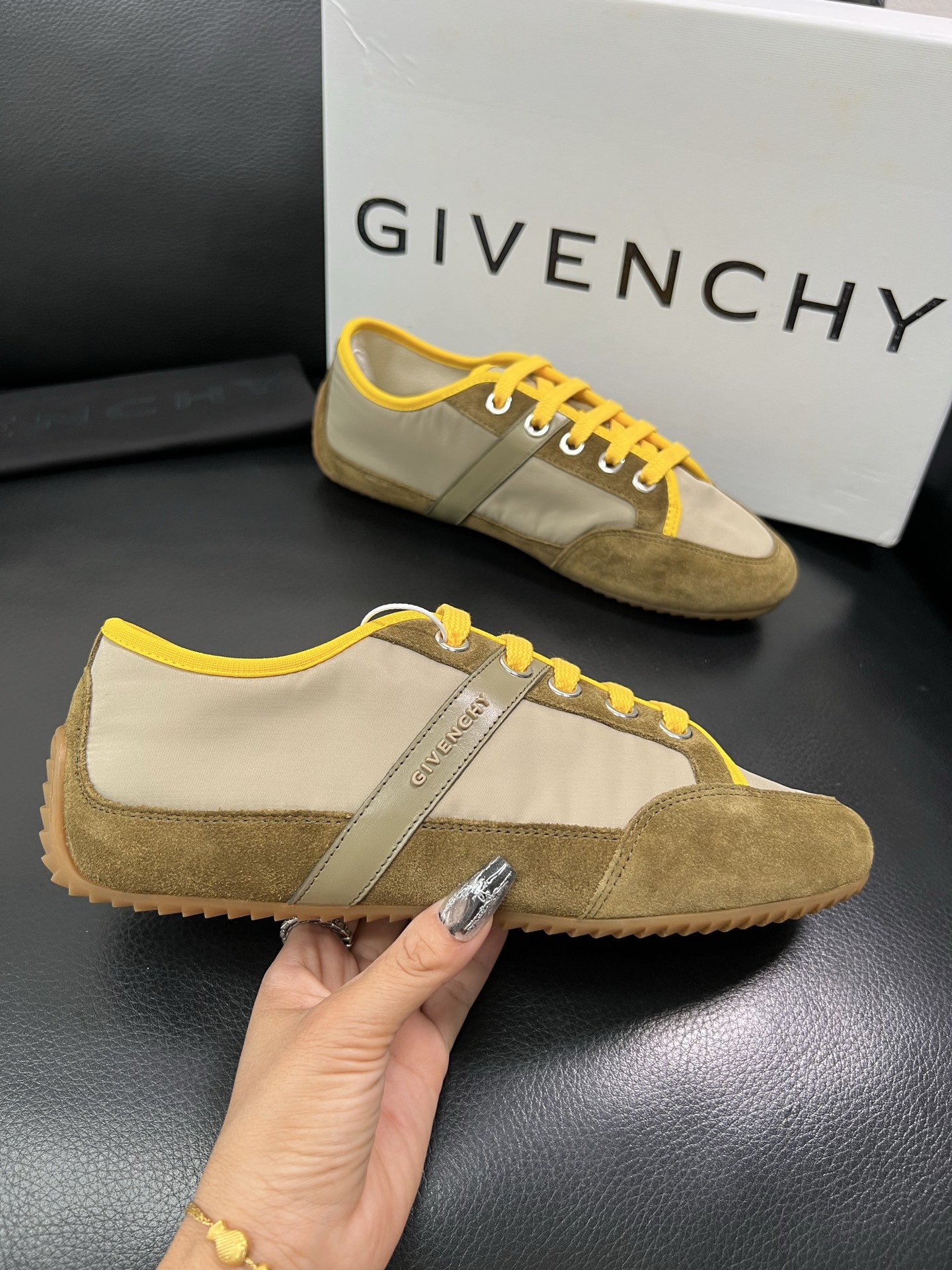 Givenchy 🔍顶级代购🇮🇹 纪梵希 新品专柜同步原厂配置，意大利进口牛皮搭配网布面料，全鞋配件私模