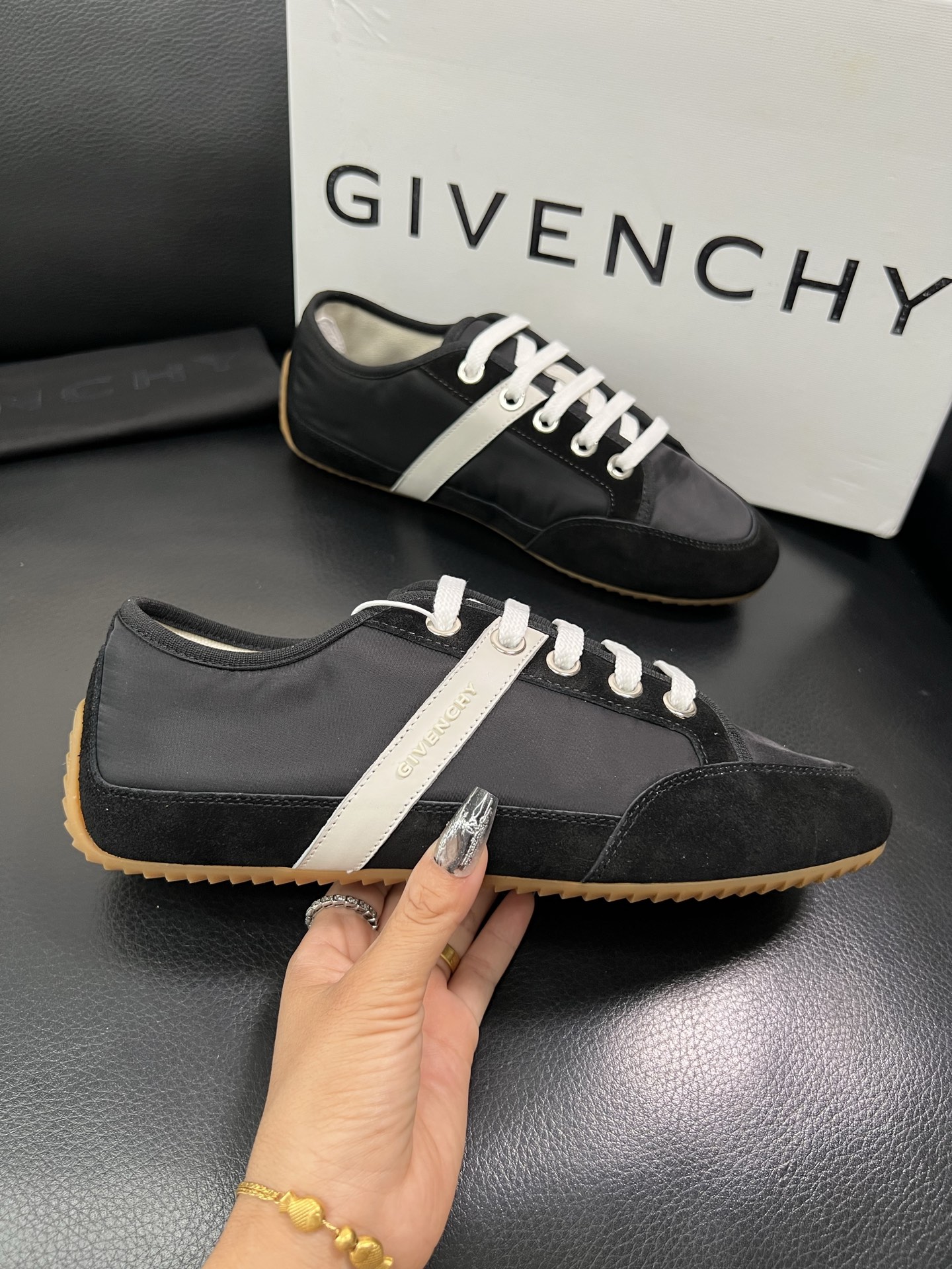 Givenchy 🔍顶级代购🇮🇹 纪梵希 新品专柜同步原厂配置，意大利进口牛皮搭配网布面料，全鞋配件私模