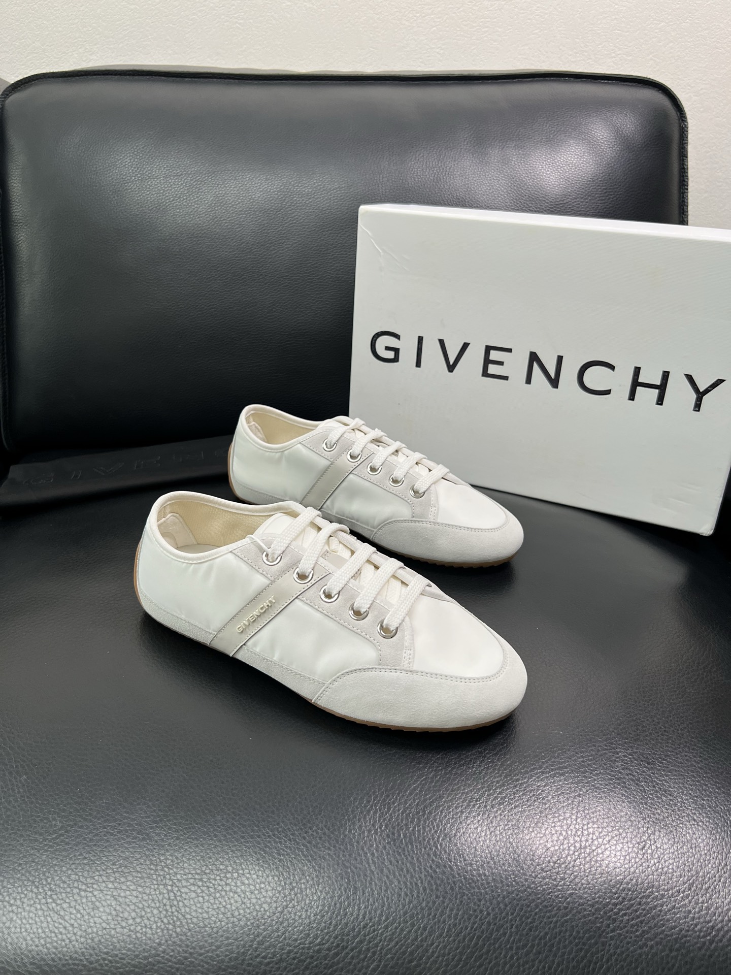 Givenchy 🔍顶级代购🇮🇹 纪梵希 新品专柜同步原厂配置，意大利进口牛皮搭配网布面料，全鞋配件私模