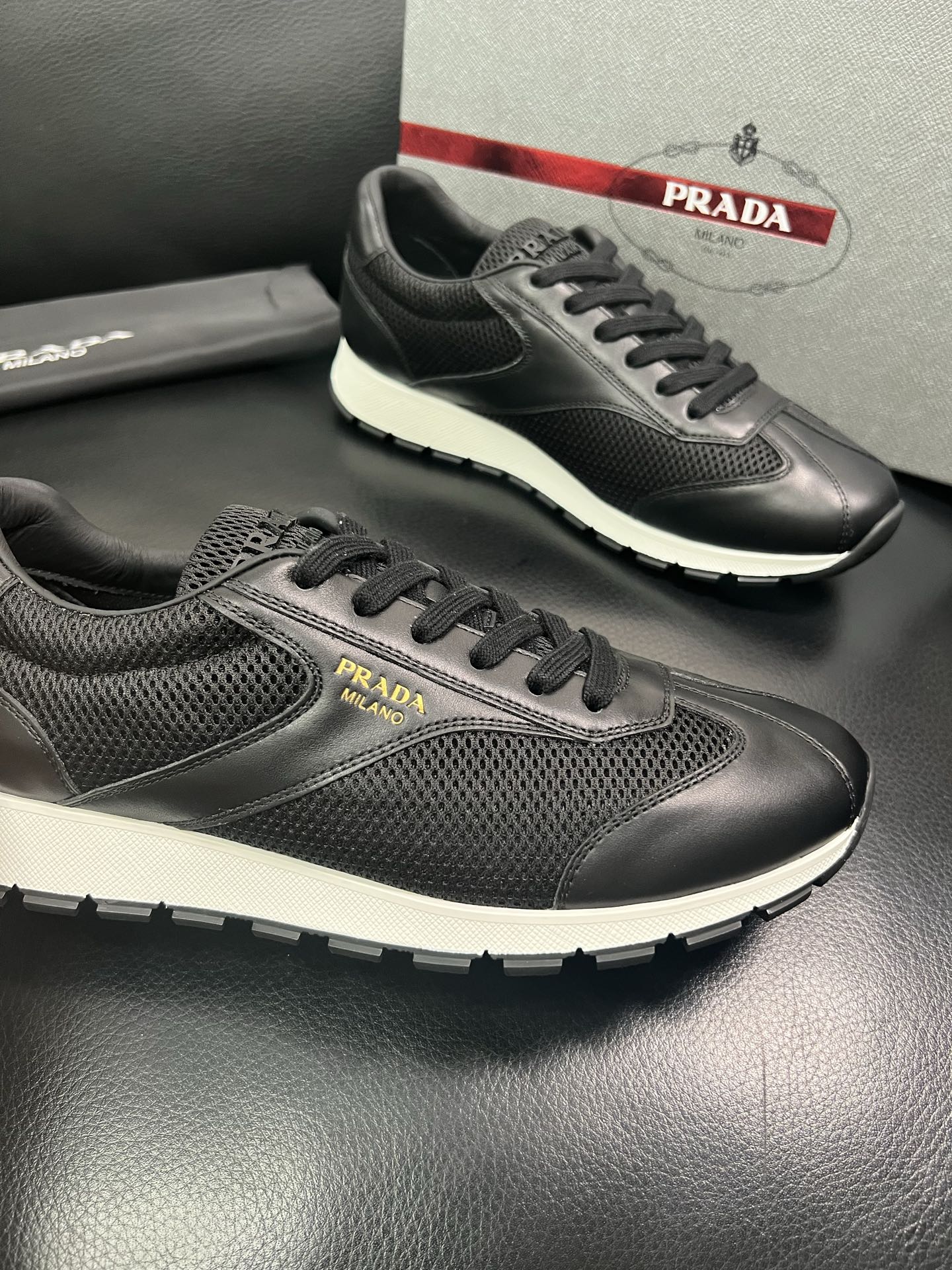Prada🔍顶级代购🇮🇹 普拉达 专柜新款，原厂配置意大利进口牛皮面料，高品质复杂拼接工艺，进口牛皮内里