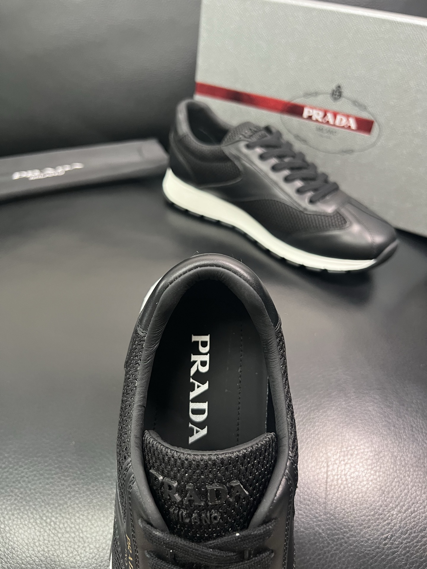 Prada🔍顶级代购🇮🇹 普拉达 专柜新款，原厂配置意大利进口牛皮面料，高品质复杂拼接工艺，进口牛皮内里