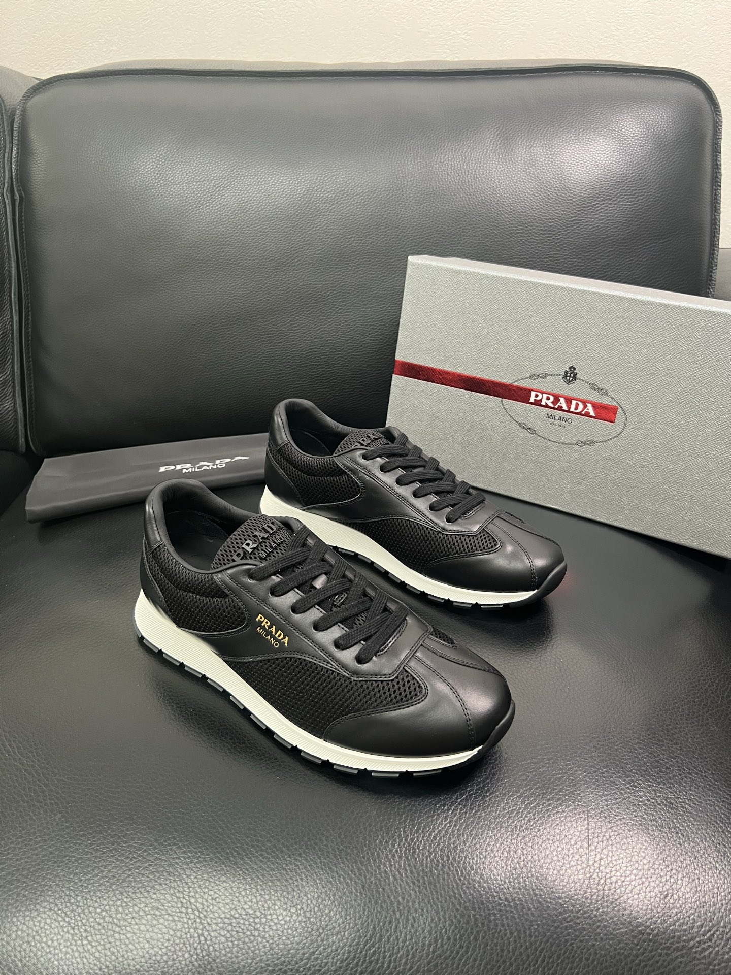 Prada🔍顶级代购🇮🇹 普拉达 专柜新款，原厂配置意大利进口牛皮面料，高品质复杂拼接工艺，进口牛皮内里