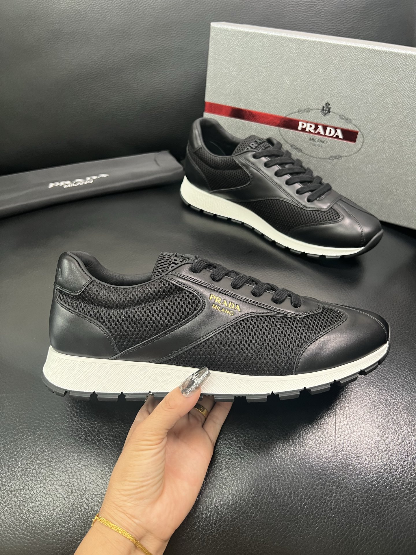 Prada🔍顶级代购🇮🇹 普拉达 专柜新款，原厂配置意大利进口牛皮面料，高品质复杂拼接工艺，进口牛皮内里