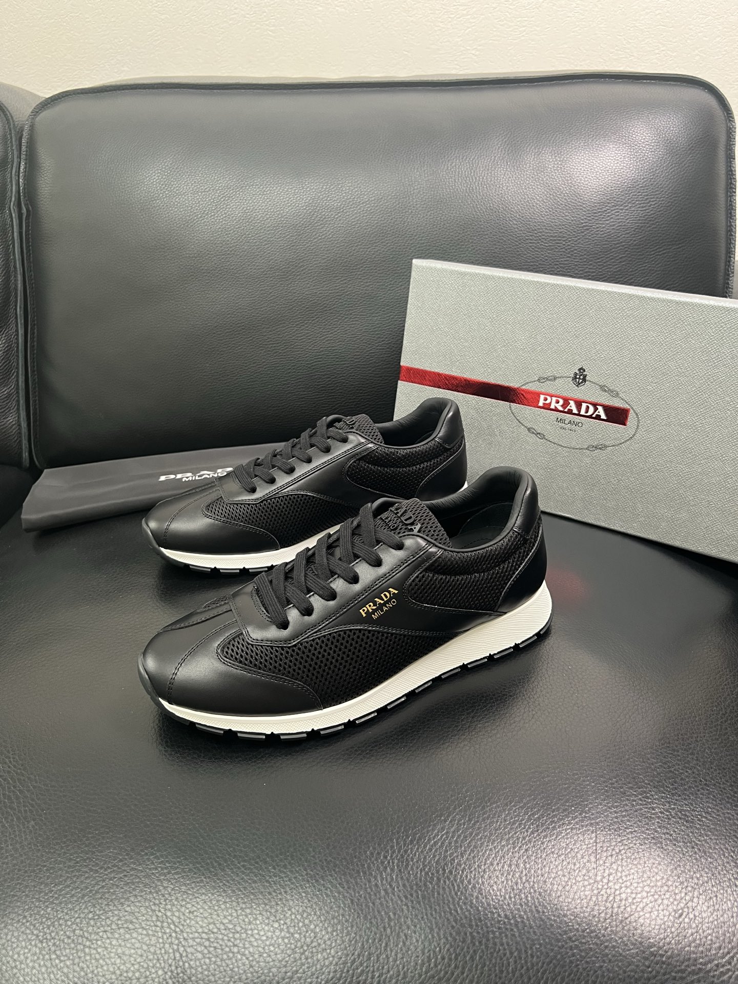 Prada🔍顶级代购🇮🇹 普拉达 专柜新款，原厂配置意大利进口牛皮面料，高品质复杂拼接工艺，进口牛皮内里