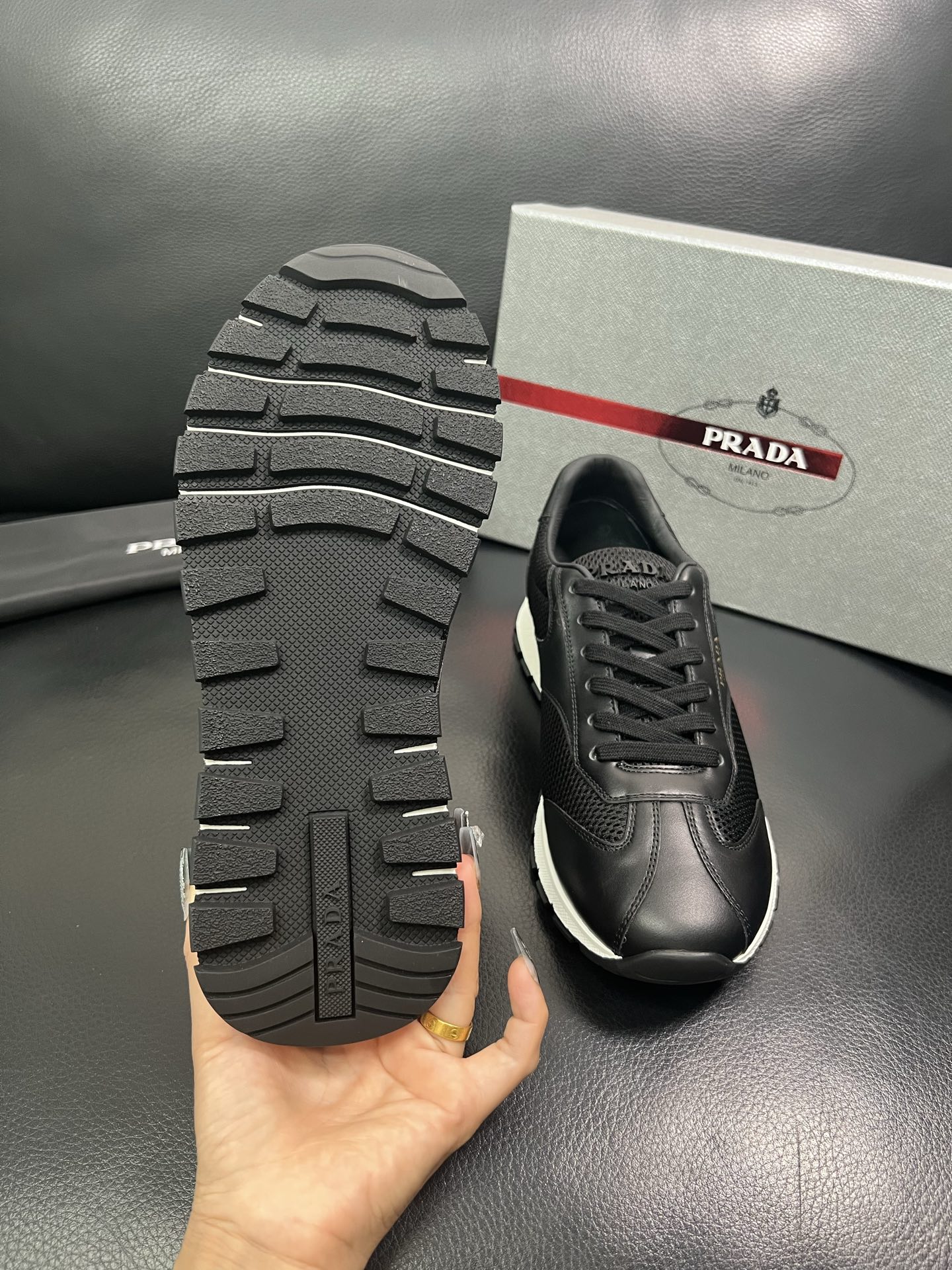 Prada🔍顶级代购🇮🇹 普拉达 专柜新款，原厂配置意大利进口牛皮面料，高品质复杂拼接工艺，进口牛皮内里