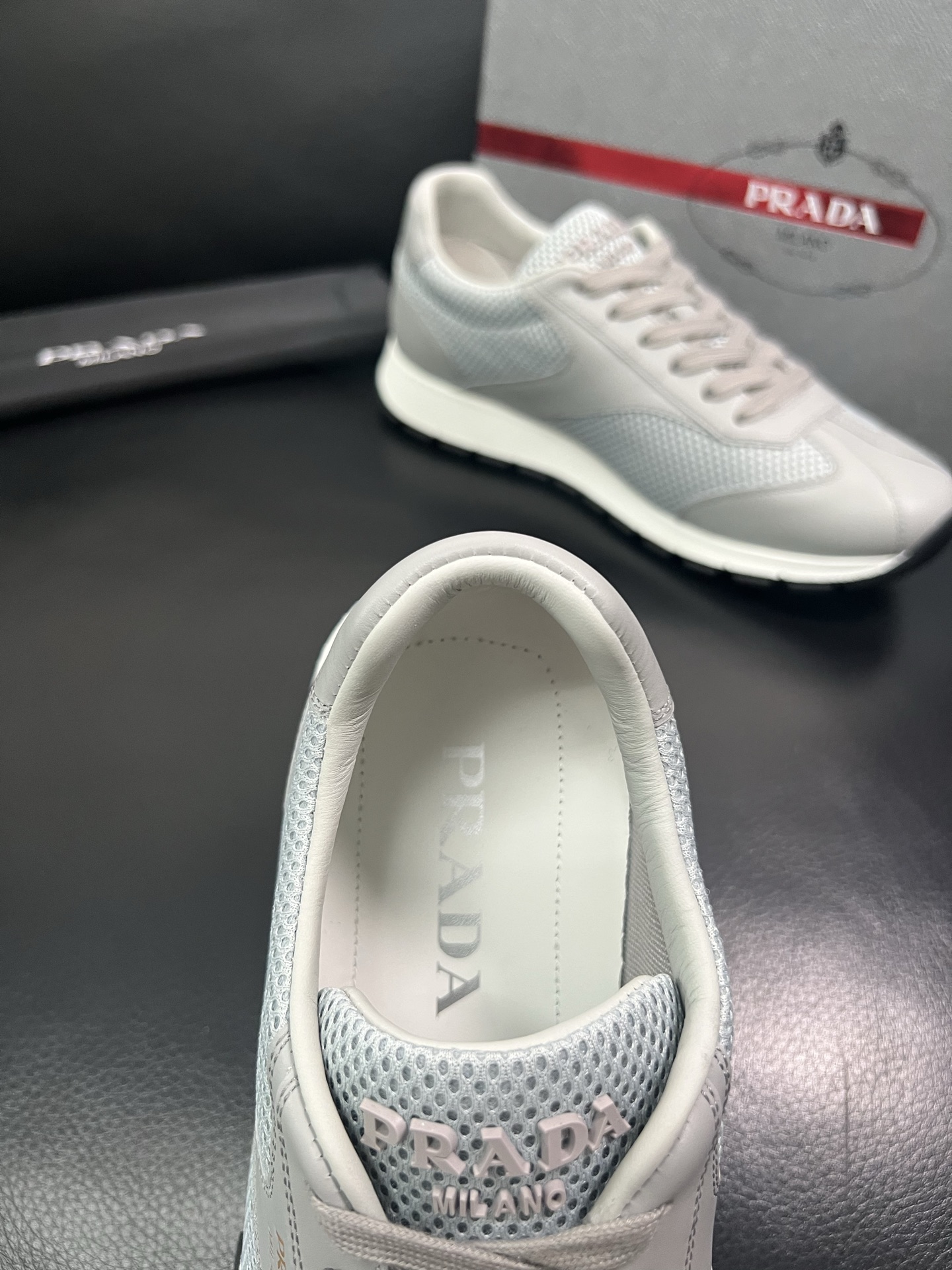 Prada🔍顶级代购🇮🇹 普拉达 专柜新款，原厂配置意大利进口牛皮面料，高品质复杂拼接工艺，进口牛皮内里