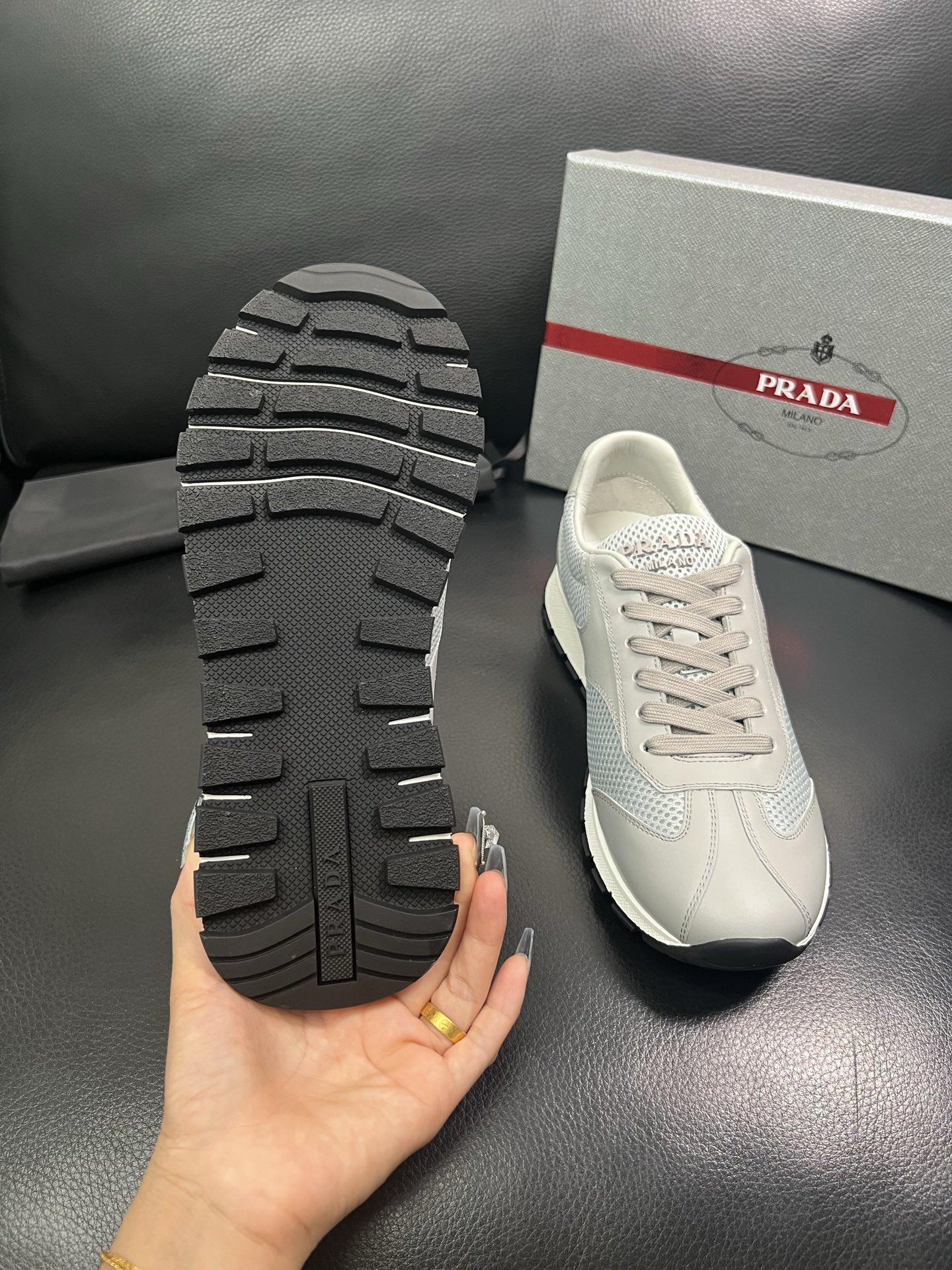 Prada🔍顶级代购🇮🇹 普拉达 专柜新款，原厂配置意大利进口牛皮面料，高品质复杂拼接工艺，进口牛皮内里