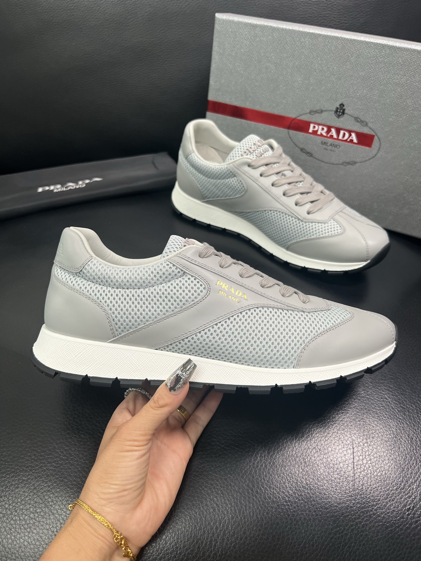 Prada🔍顶级代购🇮🇹 普拉达 专柜新款，原厂配置意大利进口牛皮面料，高品质复杂拼接工艺，进口牛皮内里