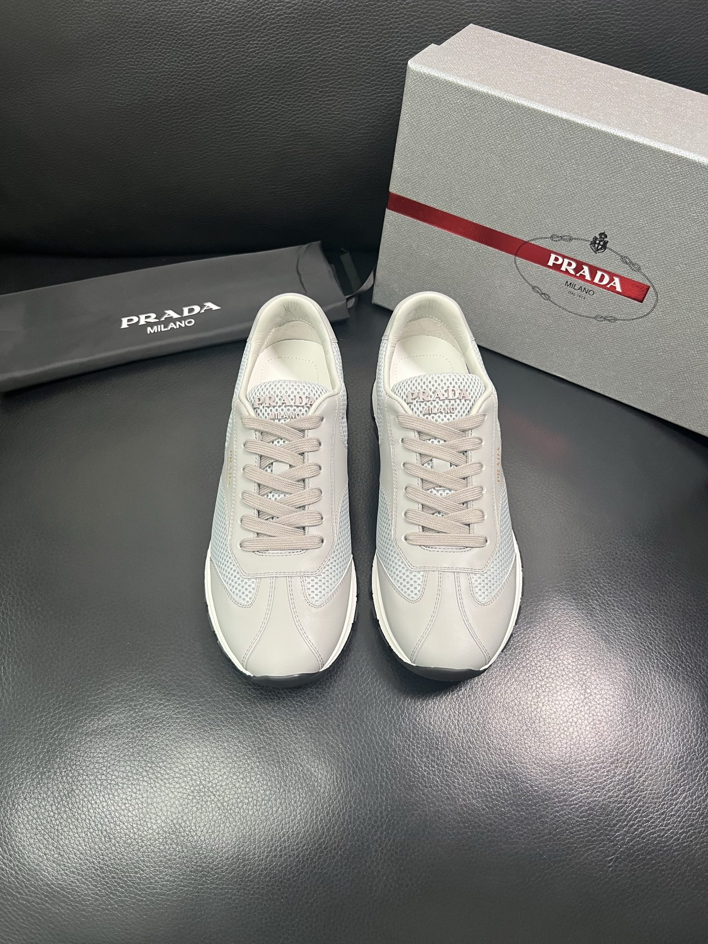 Prada🔍顶级代购🇮🇹 普拉达 专柜新款，原厂配置意大利进口牛皮面料，高品质复杂拼接工艺，进口牛皮内里