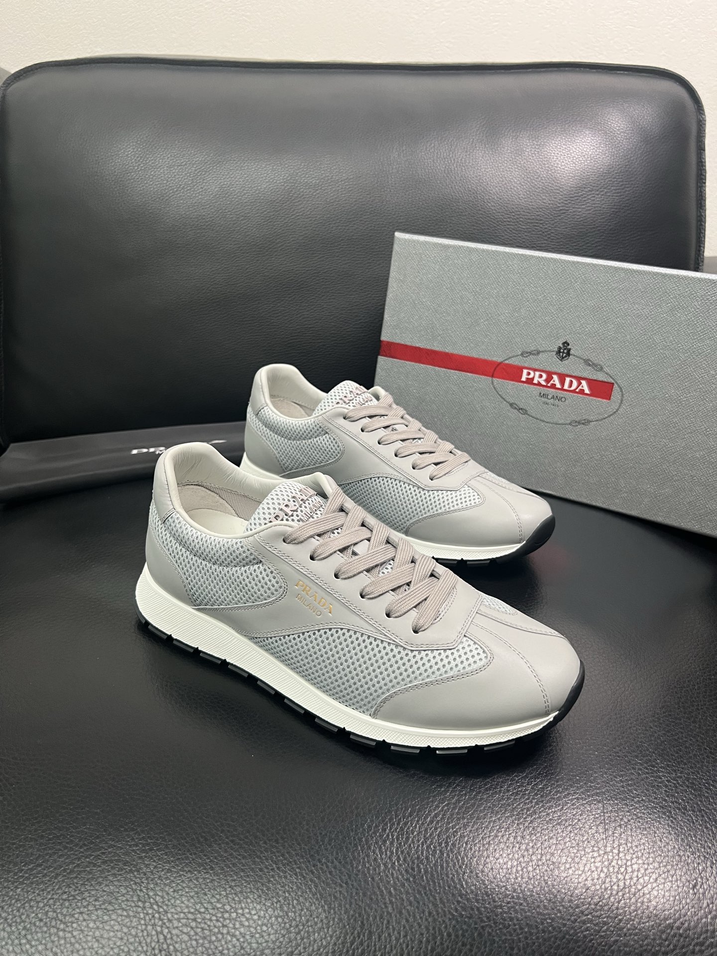 Prada🔍顶级代购🇮🇹 普拉达 专柜新款，原厂配置意大利进口牛皮面料，高品质复杂拼接工艺，进口牛皮内里