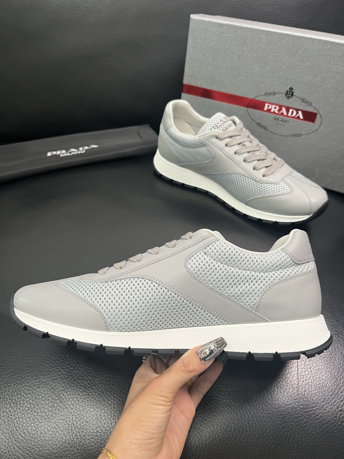 Prada🔍顶级代购🇮🇹 普拉达 专柜新款，原厂配置意大利进口牛皮面料，高品质复杂拼接工艺，进口牛皮内里