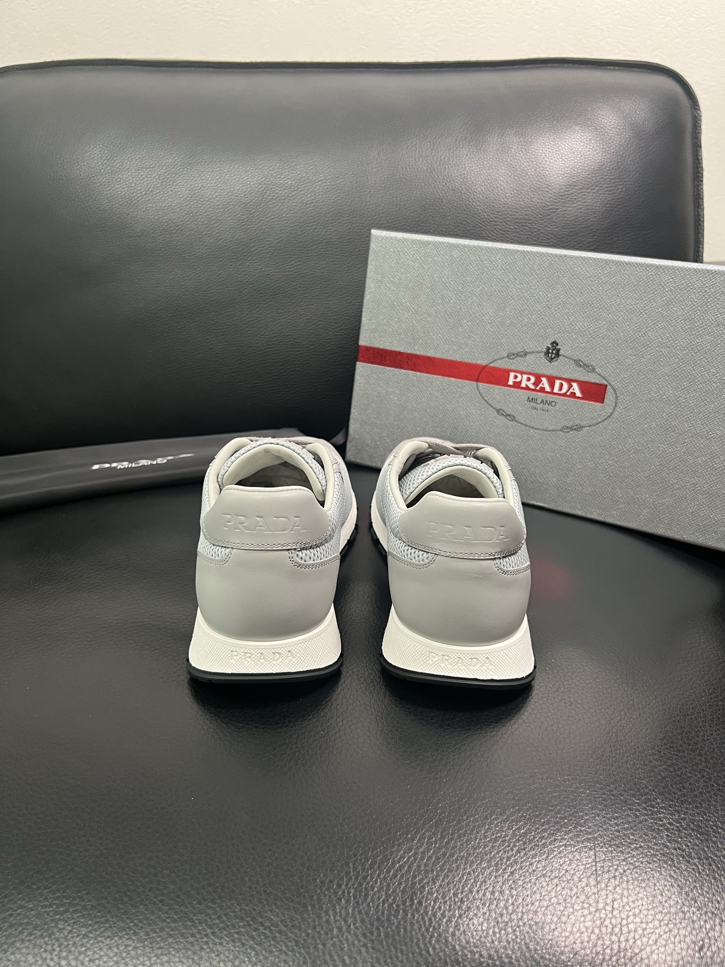 Prada🔍顶级代购🇮🇹 普拉达 专柜新款，原厂配置意大利进口牛皮面料，高品质复杂拼接工艺，进口牛皮内里