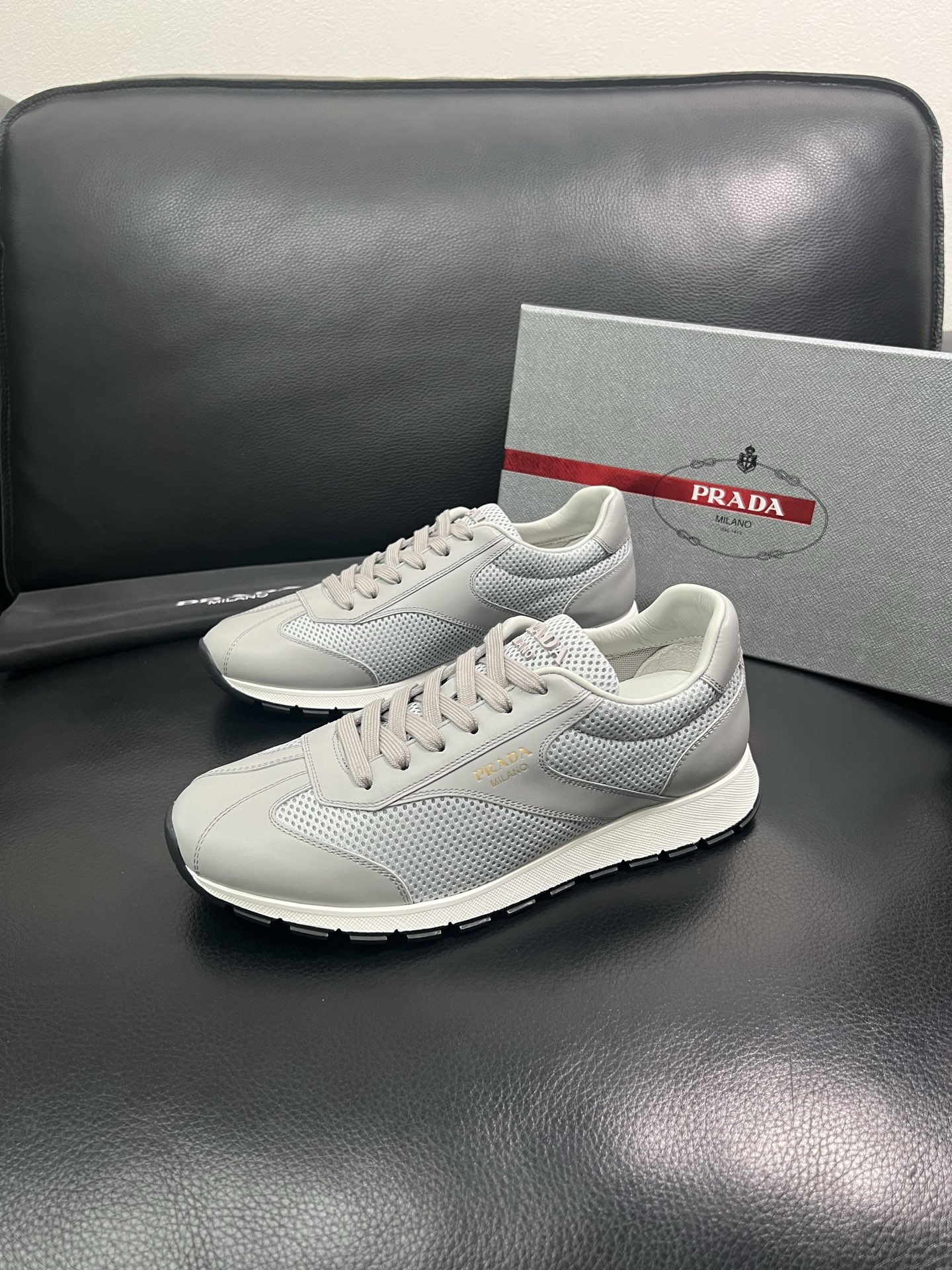 Prada🔍顶级代购🇮🇹 普拉达 专柜新款，原厂配置意大利进口牛皮面料，高品质复杂拼接工艺，进口牛皮内里