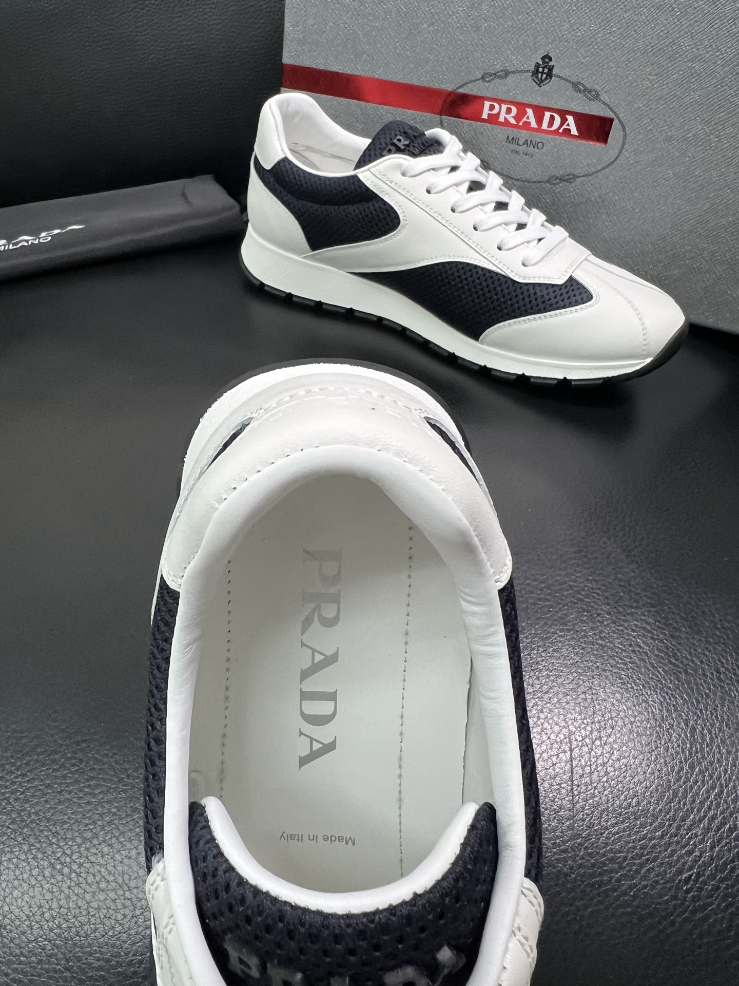 Prada🔍顶级代购🇮🇹 普拉达 专柜新款，原厂配置意大利进口牛皮面料，高品质复杂拼接工艺，进口牛皮内里