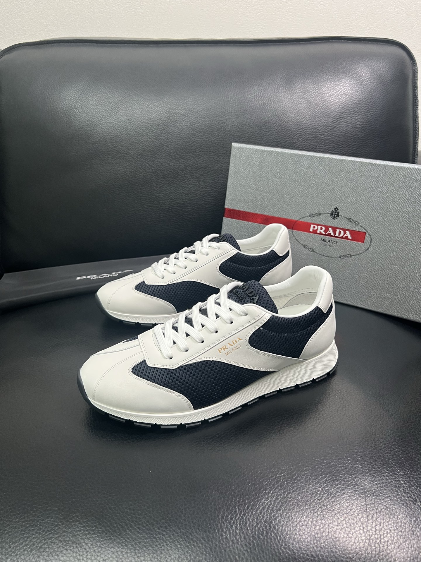 Prada🔍顶级代购🇮🇹 普拉达 专柜新款，原厂配置意大利进口牛皮面料，高品质复杂拼接工艺，进口牛皮内里