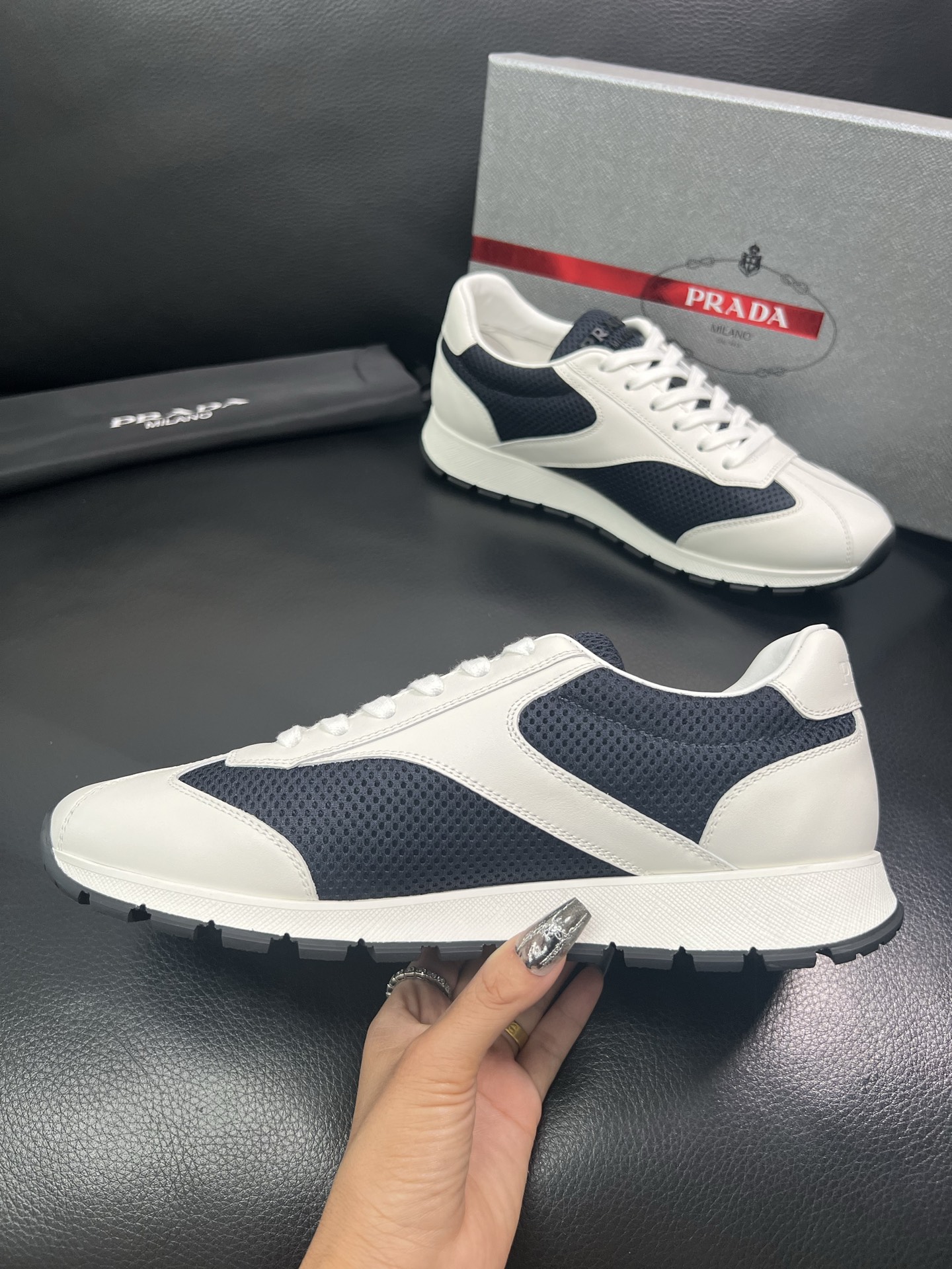Prada🔍顶级代购🇮🇹 普拉达 专柜新款，原厂配置意大利进口牛皮面料，高品质复杂拼接工艺，进口牛皮内里