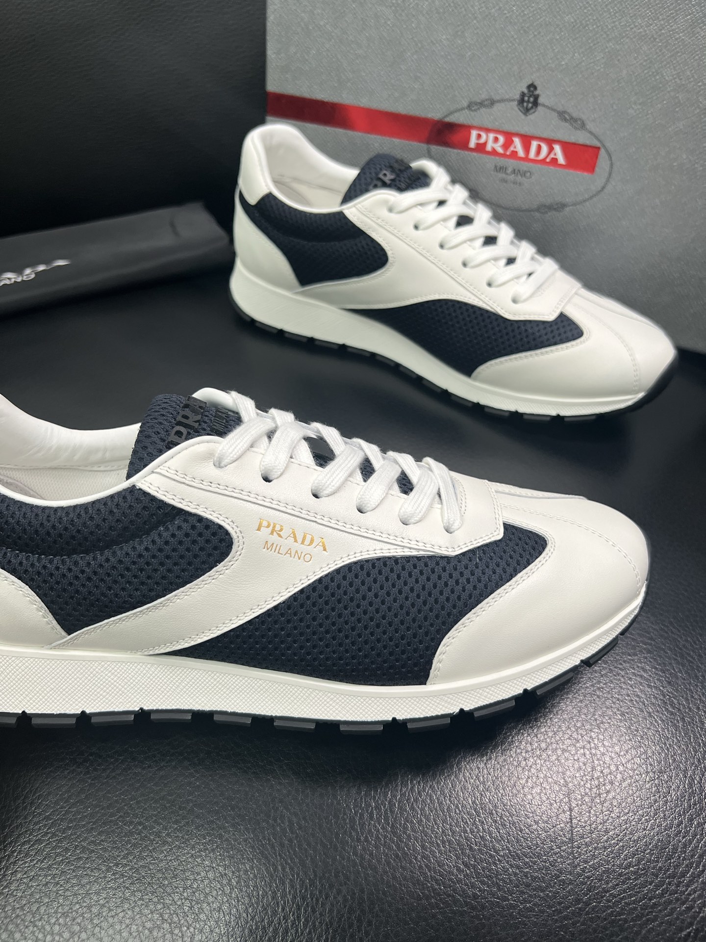 Prada🔍顶级代购🇮🇹 普拉达 专柜新款，原厂配置意大利进口牛皮面料，高品质复杂拼接工艺，进口牛皮内里
