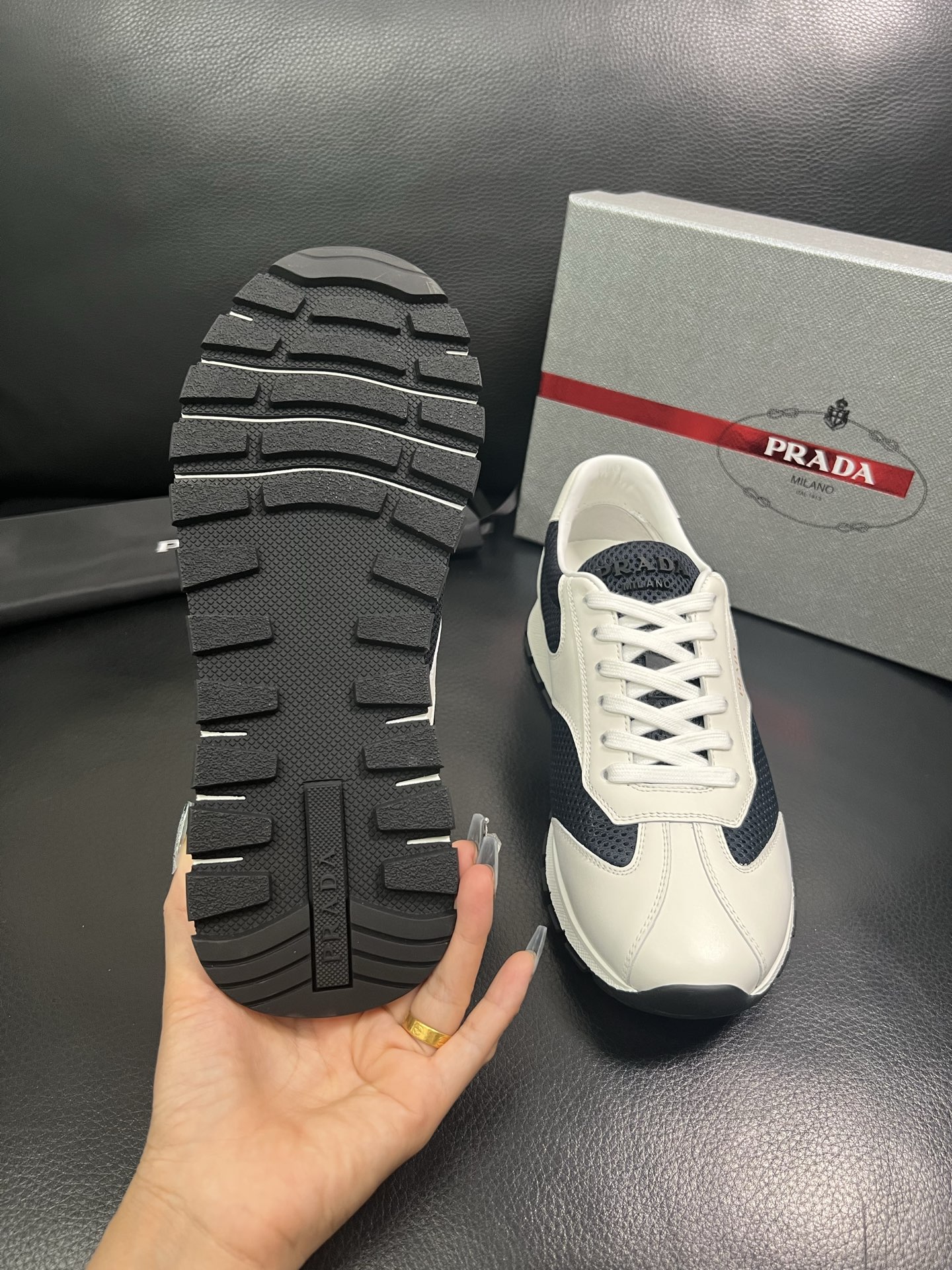 Prada🔍顶级代购🇮🇹 普拉达 专柜新款，原厂配置意大利进口牛皮面料，高品质复杂拼接工艺，进口牛皮内里