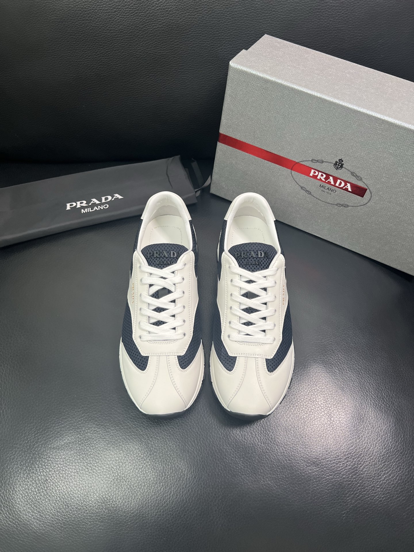 Prada🔍顶级代购🇮🇹 普拉达 专柜新款，原厂配置意大利进口牛皮面料，高品质复杂拼接工艺，进口牛皮内里