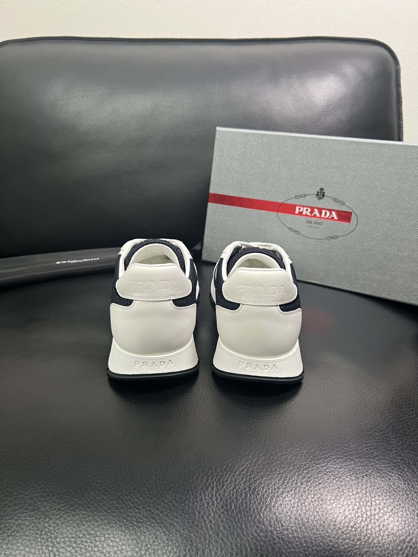 Prada🔍顶级代购🇮🇹 普拉达 专柜新款，原厂配置意大利进口牛皮面料，高品质复杂拼接工艺，进口牛皮内里