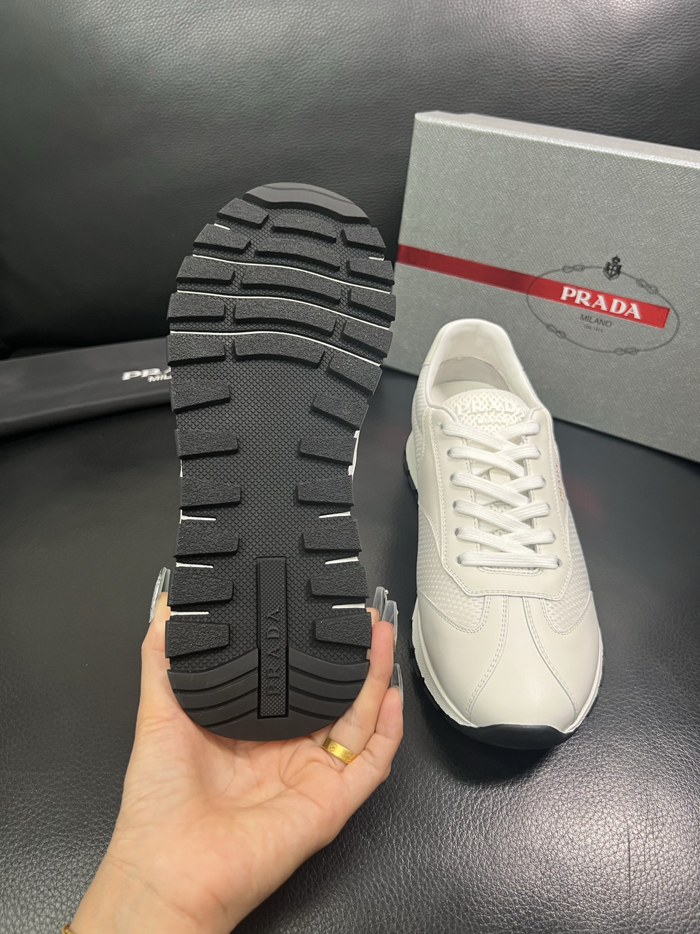 Prada🔍顶级代购🇮🇹 普拉达 专柜新款，原厂配置意大利进口牛皮面料，高品质复杂拼接工艺，进口牛皮内里