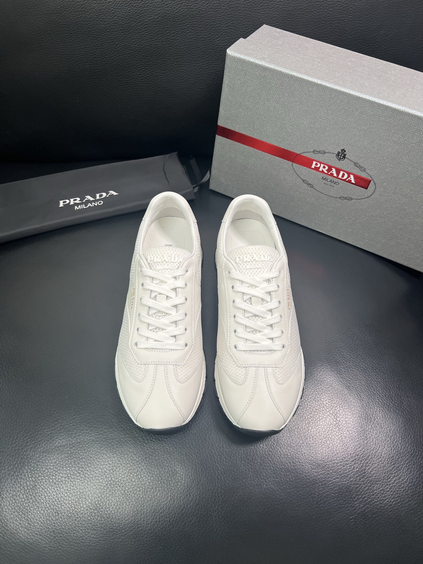Prada🔍顶级代购🇮🇹 普拉达 专柜新款，原厂配置意大利进口牛皮面料，高品质复杂拼接工艺，进口牛皮内里