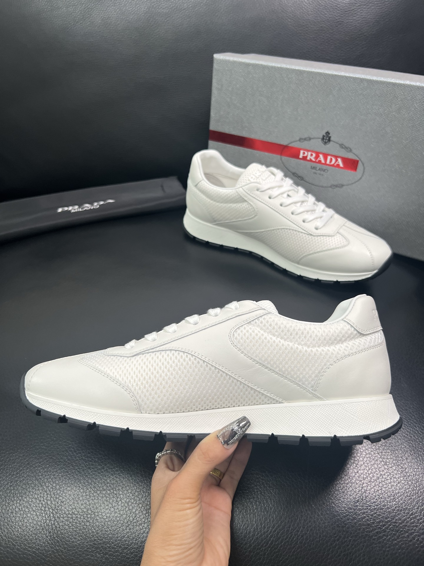 Prada🔍顶级代购🇮🇹 普拉达 专柜新款，原厂配置意大利进口牛皮面料，高品质复杂拼接工艺，进口牛皮内里