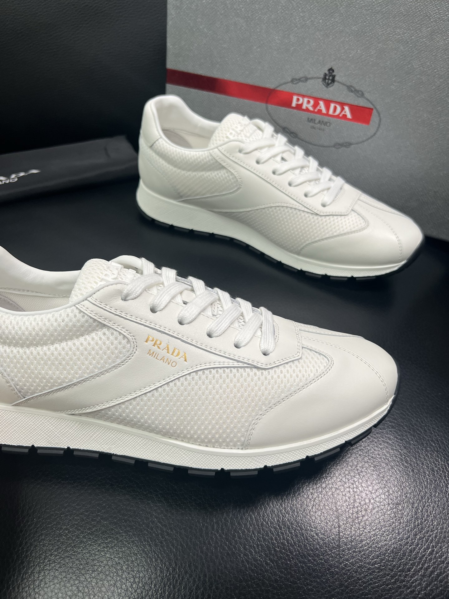 Prada🔍顶级代购🇮🇹 普拉达 专柜新款，原厂配置意大利进口牛皮面料，高品质复杂拼接工艺，进口牛皮内里