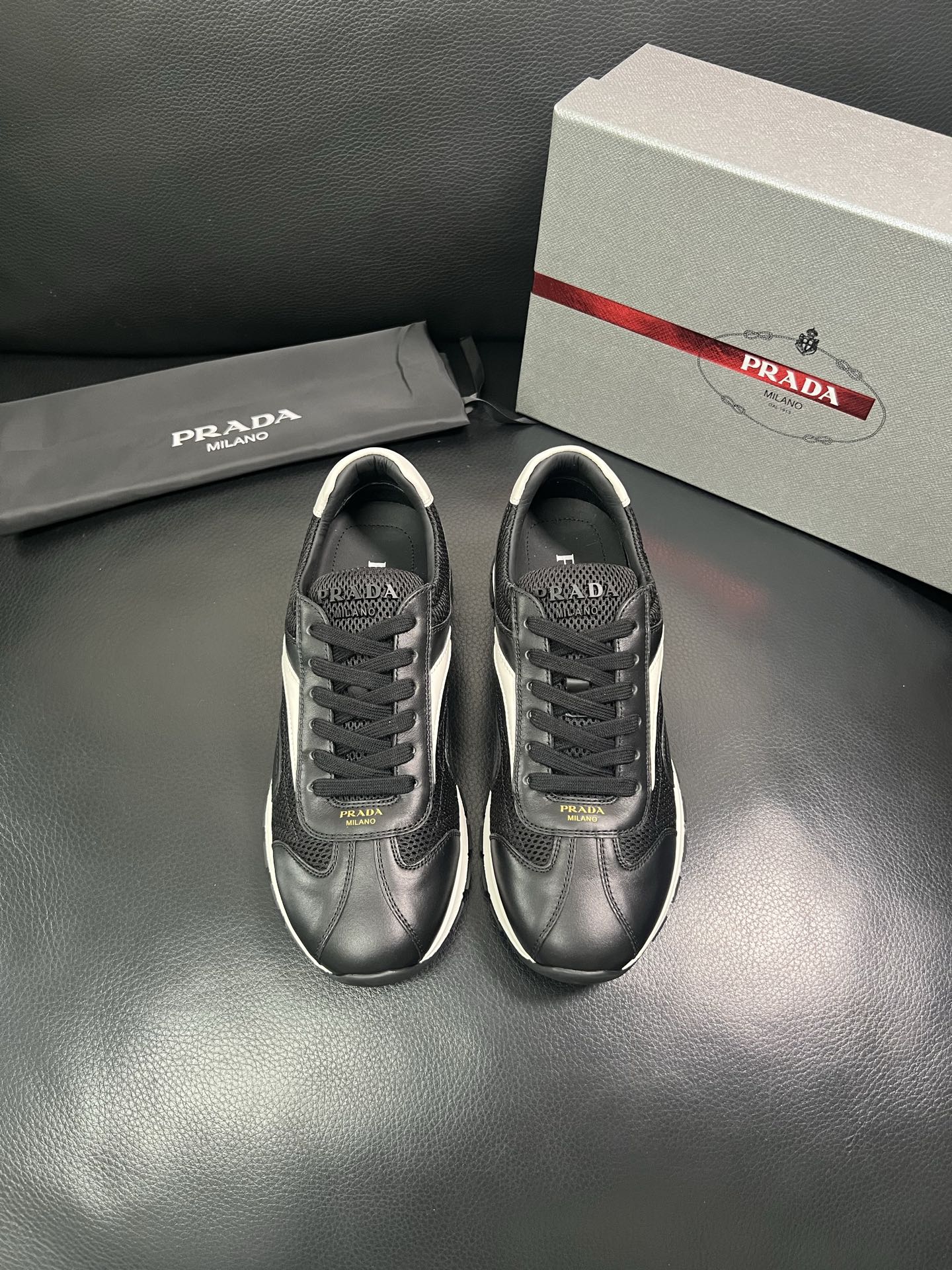 Prada🔍顶级代购🇮🇹 普拉达 专柜新款，原厂配置意大利进口牛皮面料，高品质复杂拼接工艺，进口牛皮内里