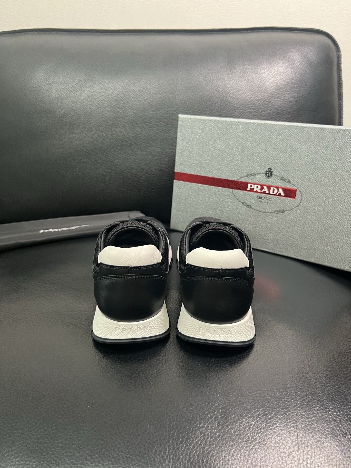 Prada🔍顶级代购🇮🇹 普拉达 专柜新款，原厂配置意大利进口牛皮面料，高品质复杂拼接工艺，进口牛皮内里
