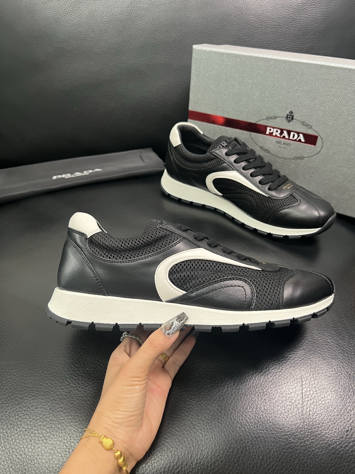 Prada🔍顶级代购🇮🇹 普拉达 专柜新款，原厂配置意大利进口牛皮面料，高品质复杂拼接工艺，进口牛皮内里