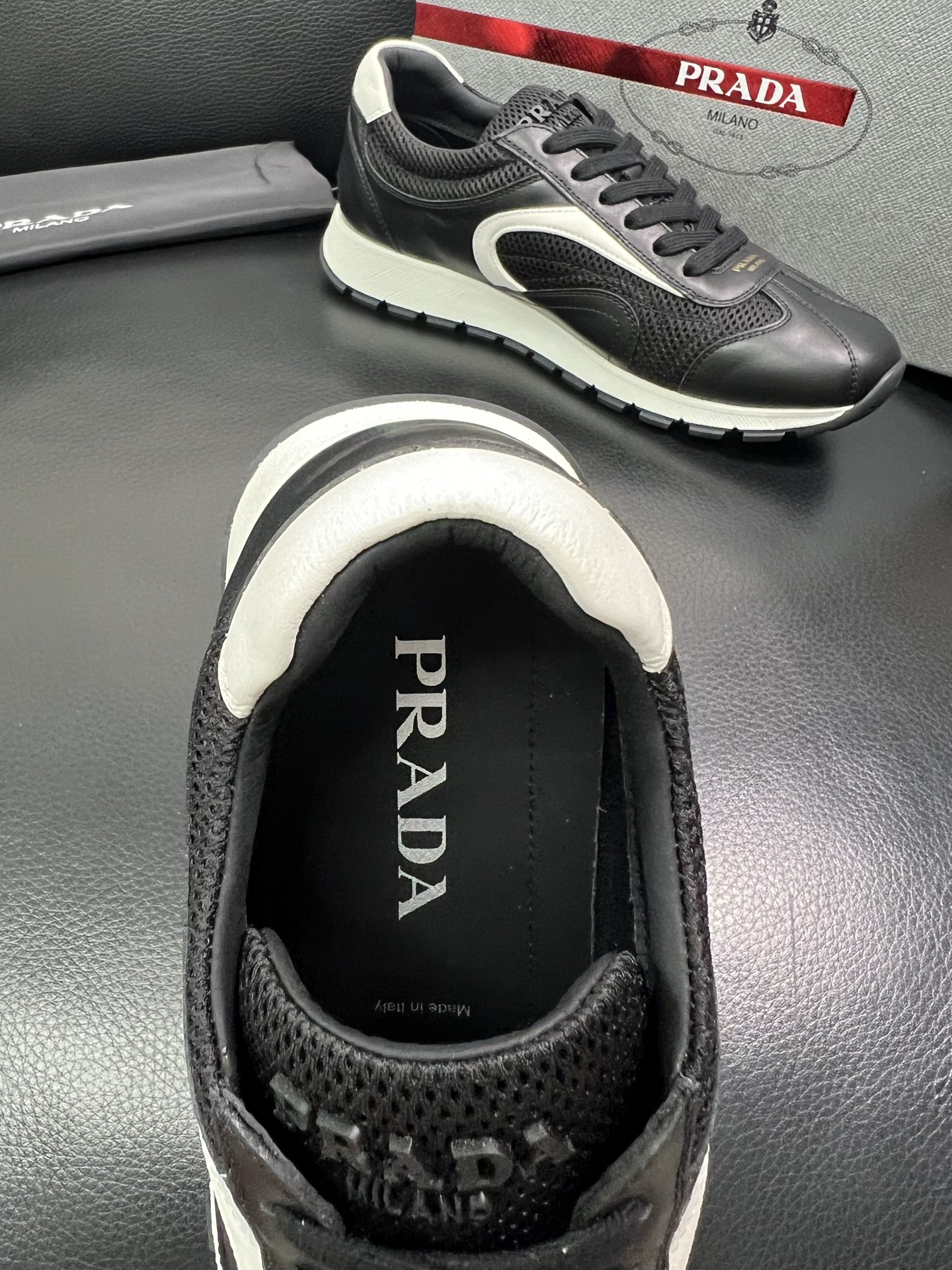 Prada🔍顶级代购🇮🇹 普拉达 专柜新款，原厂配置意大利进口牛皮面料，高品质复杂拼接工艺，进口牛皮内里