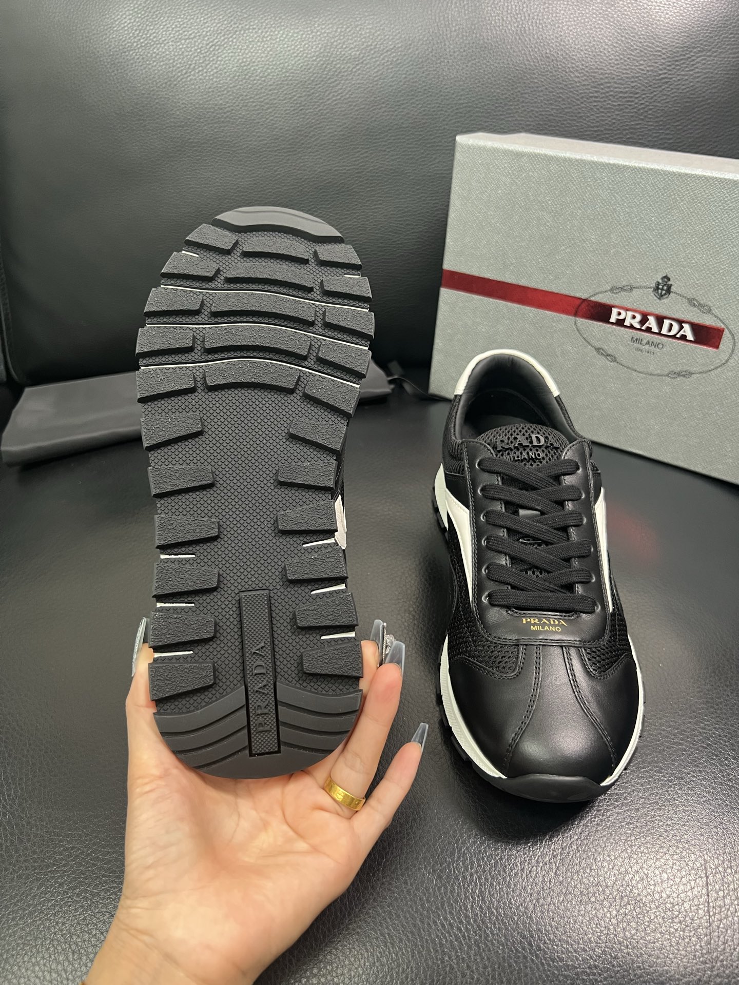 Prada🔍顶级代购🇮🇹 普拉达 专柜新款，原厂配置意大利进口牛皮面料，高品质复杂拼接工艺，进口牛皮内里