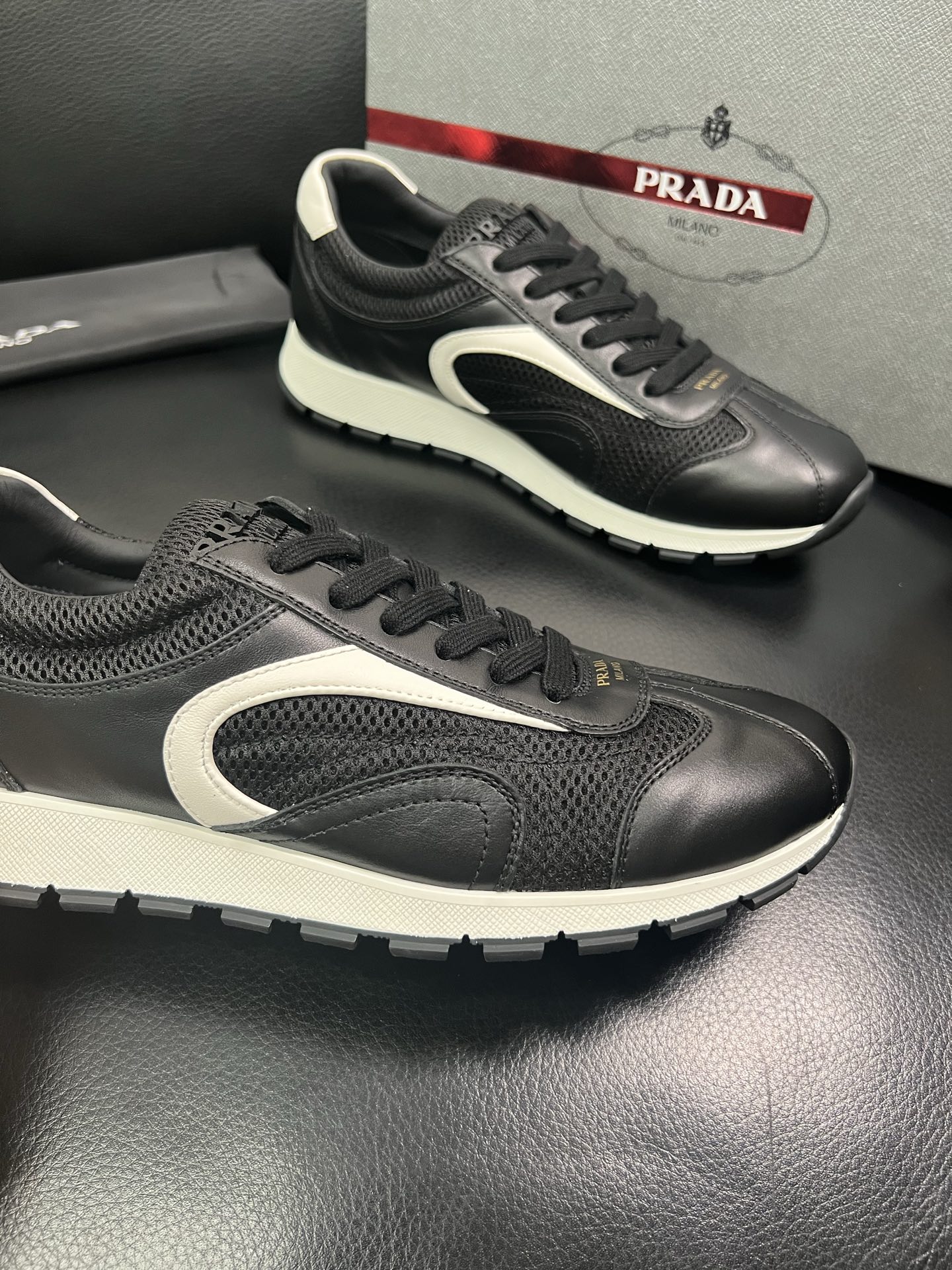 Prada🔍顶级代购🇮🇹 普拉达 专柜新款，原厂配置意大利进口牛皮面料，高品质复杂拼接工艺，进口牛皮内里