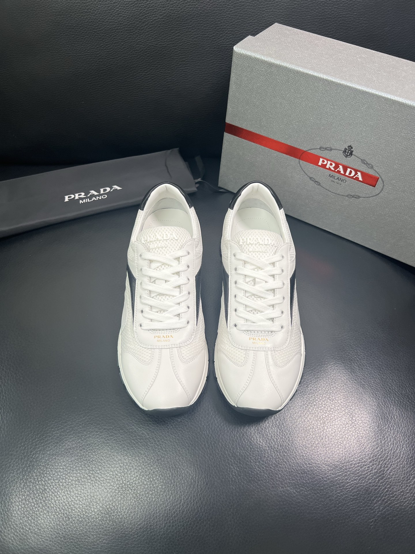 Prada🔍顶级代购🇮🇹 普拉达 专柜新款，原厂配置意大利进口牛皮面料，高品质复杂拼接工艺，进口牛皮内里
