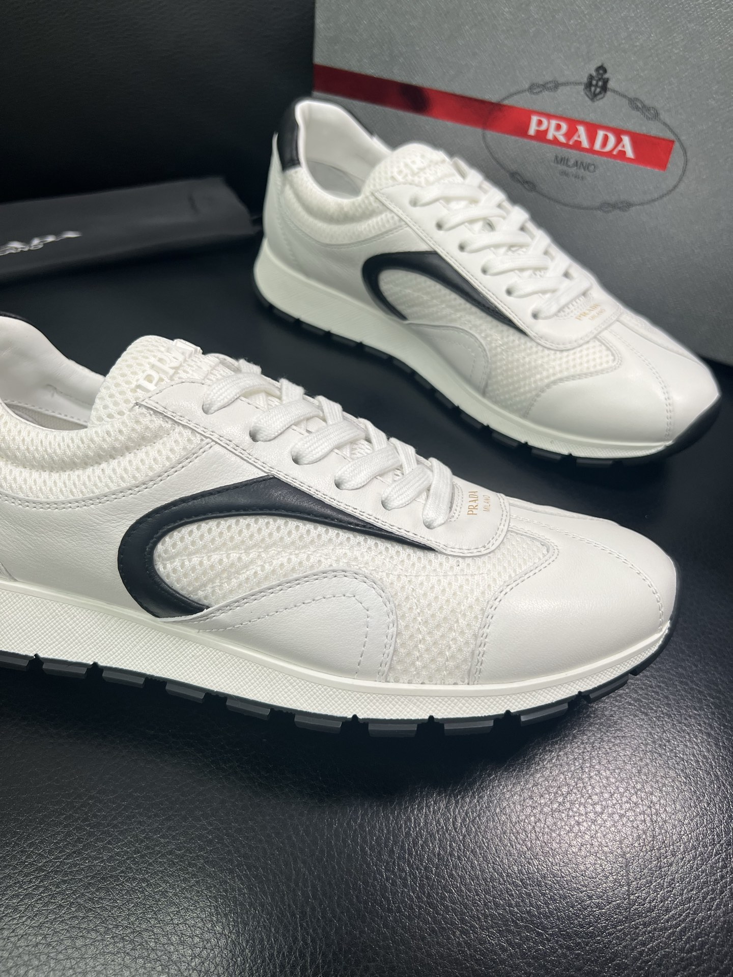 Prada🔍顶级代购🇮🇹 普拉达 专柜新款，原厂配置意大利进口牛皮面料，高品质复杂拼接工艺，进口牛皮内里