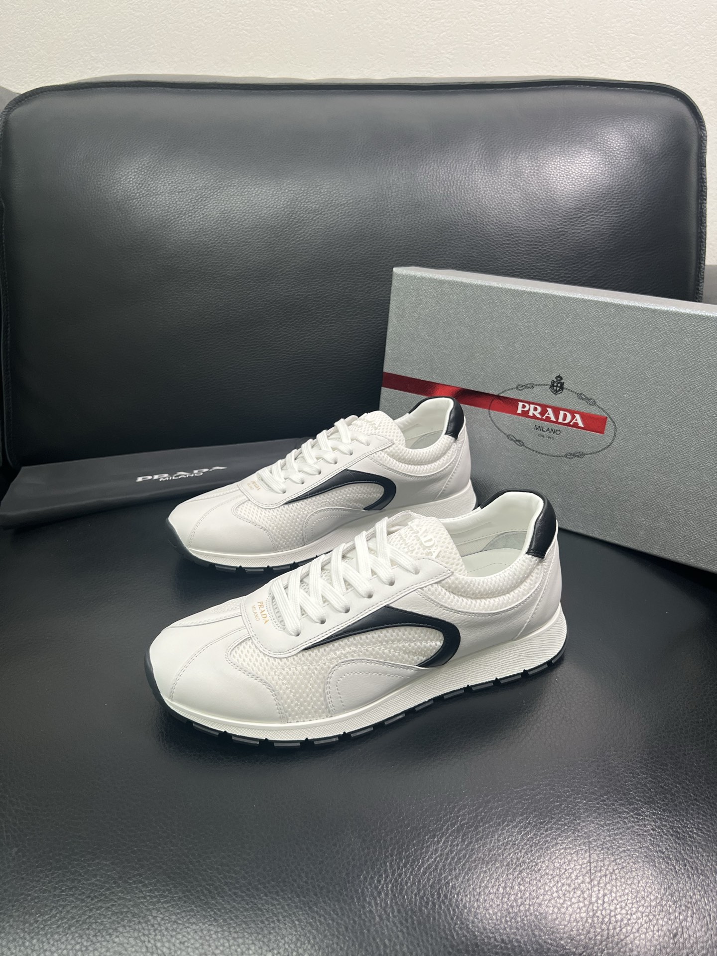 Prada🔍顶级代购🇮🇹 普拉达 专柜新款，原厂配置意大利进口牛皮面料，高品质复杂拼接工艺，进口牛皮内里