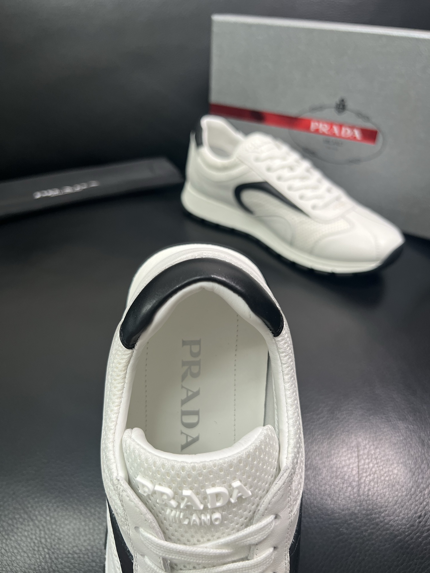 Prada🔍顶级代购🇮🇹 普拉达 专柜新款，原厂配置意大利进口牛皮面料，高品质复杂拼接工艺，进口牛皮内里