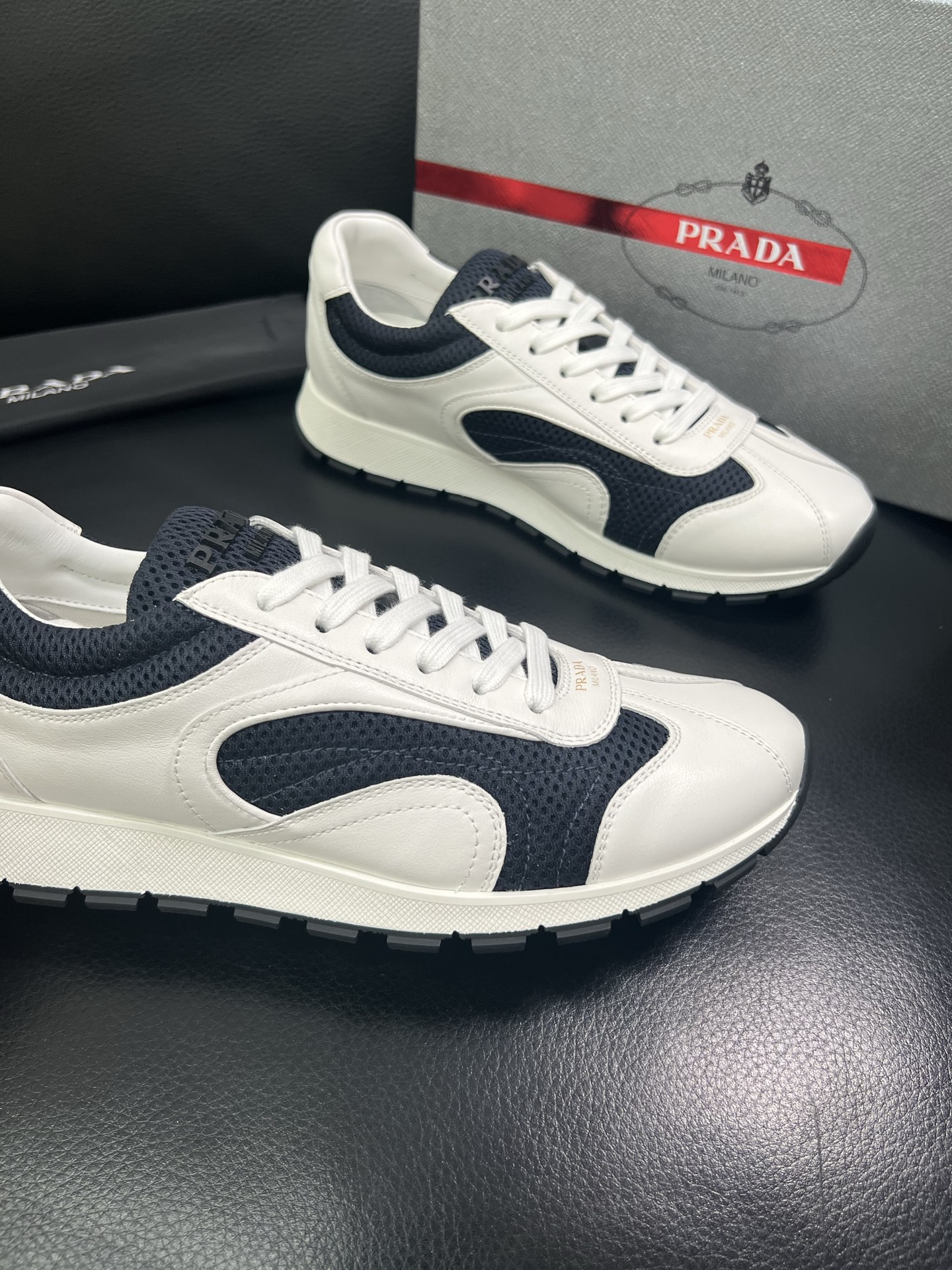 Prada🔍顶级代购🇮🇹 普拉达 专柜新款，原厂配置意大利进口牛皮面料，高品质复杂拼接工艺，进口牛皮内里